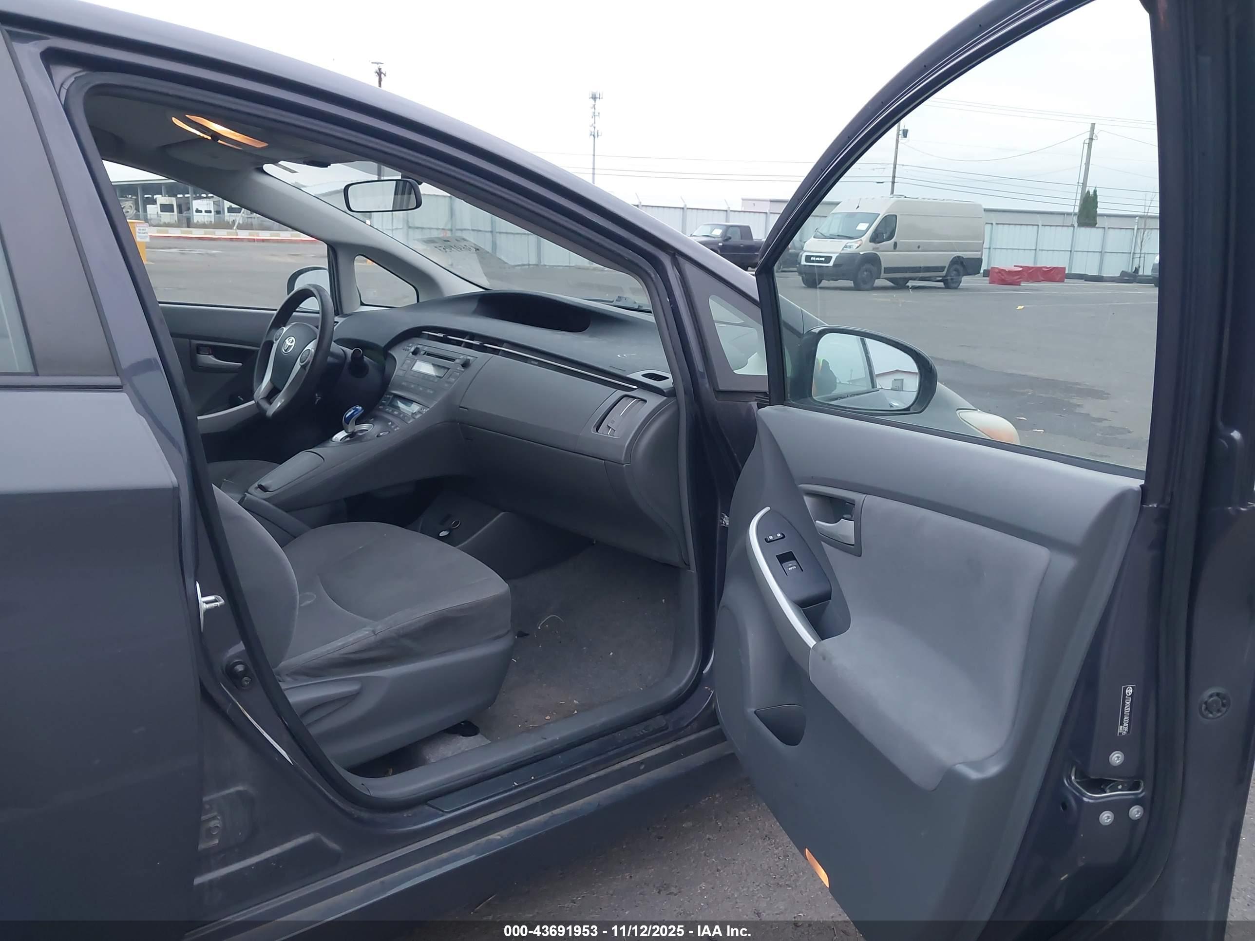 TOYOTA PRIUS image 5
