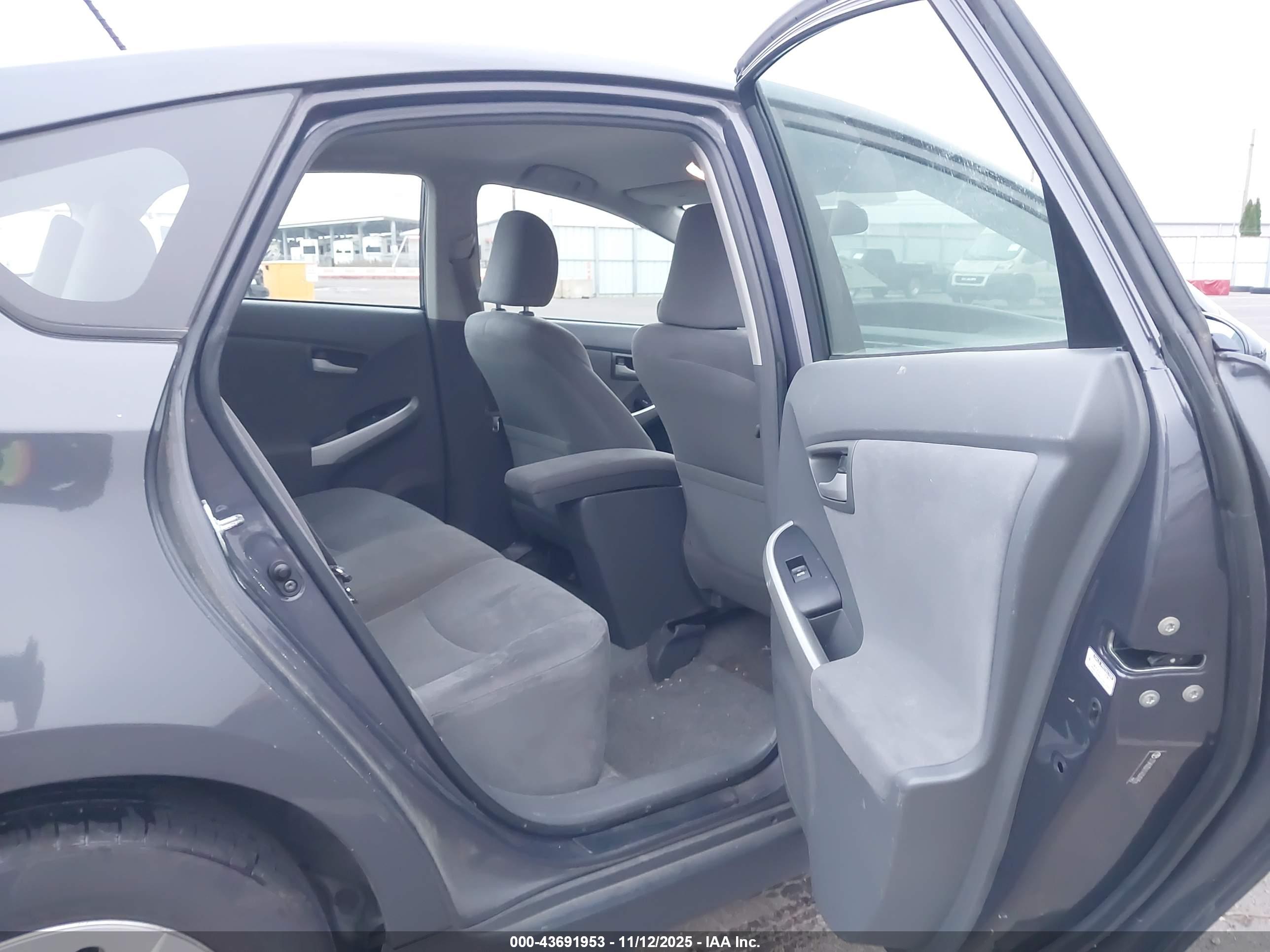 TOYOTA PRIUS image 8