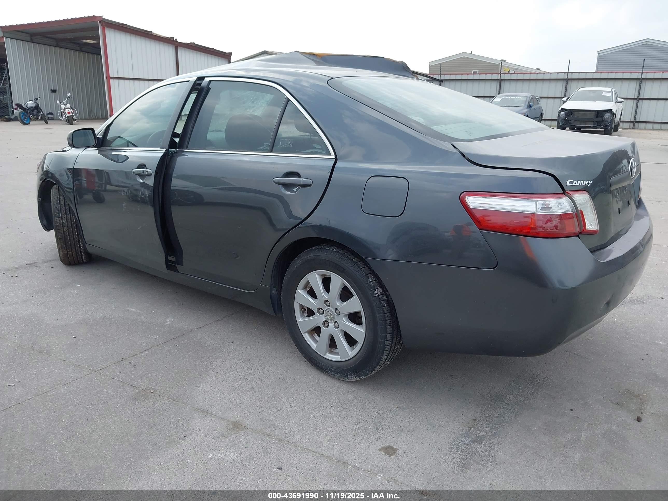 TOYOTA CAMRY image 3