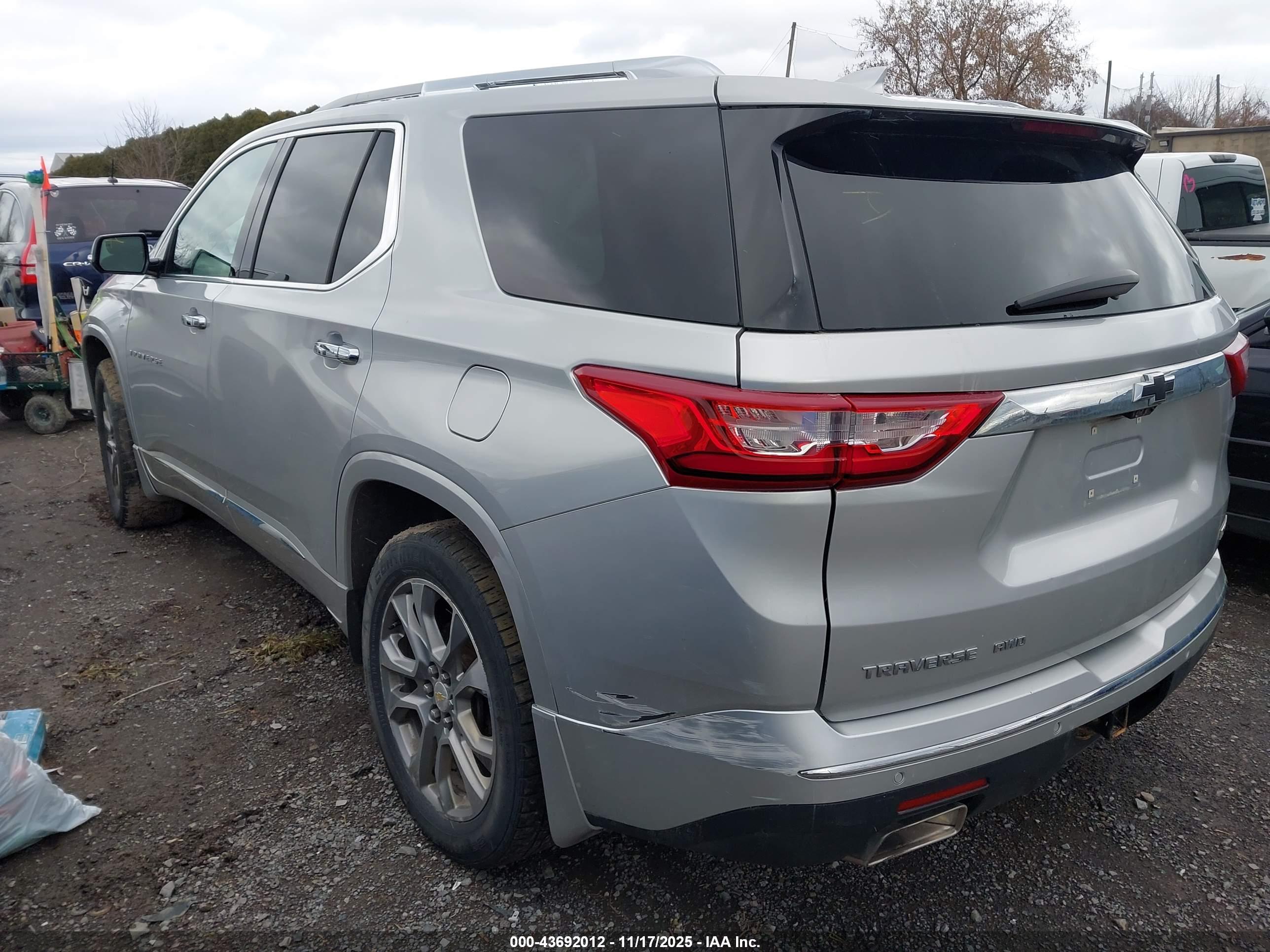 CHEVROLET TRAVERSE image 3
