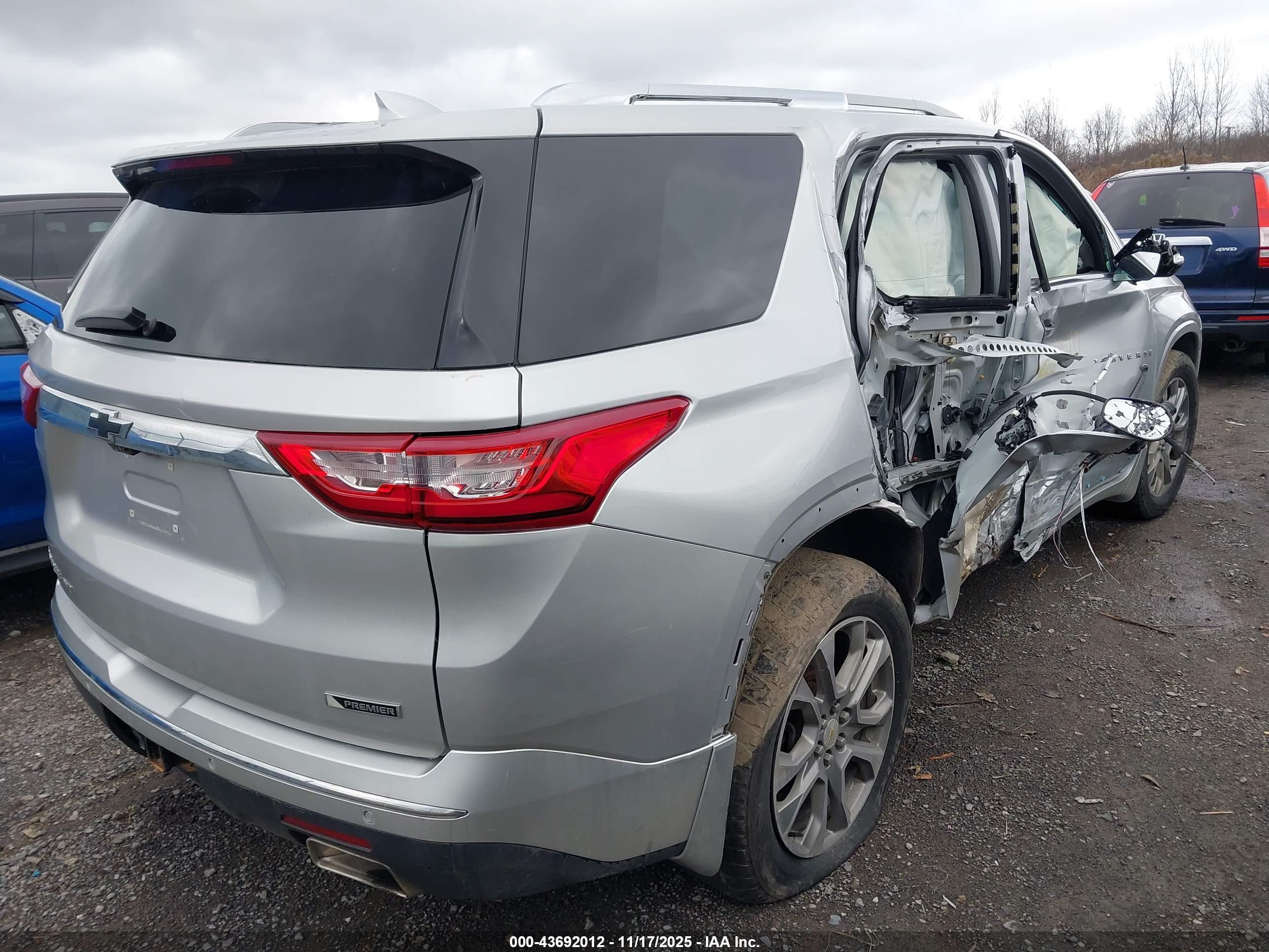 CHEVROLET TRAVERSE image 4