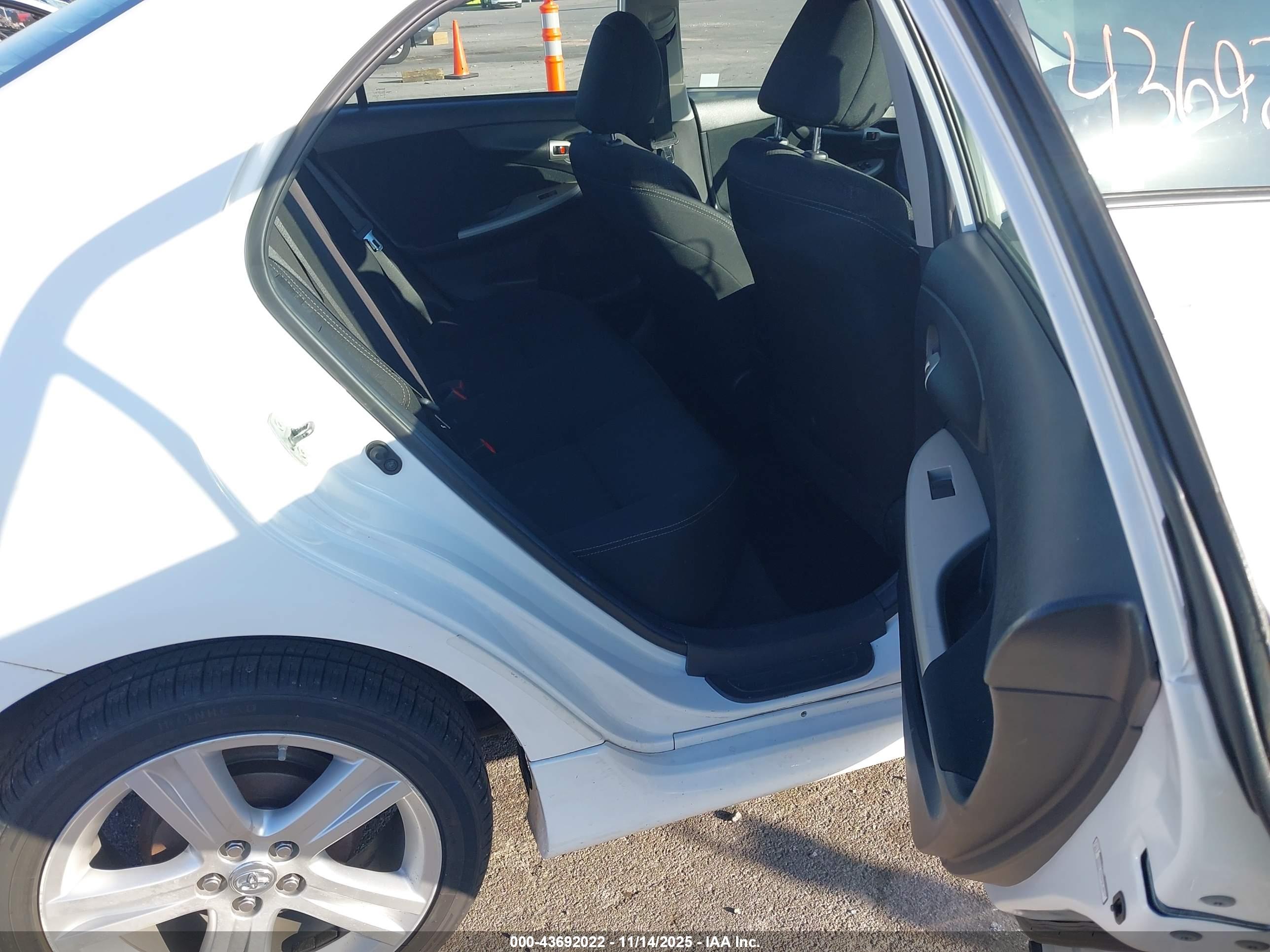 TOYOTA COROLLA image 8