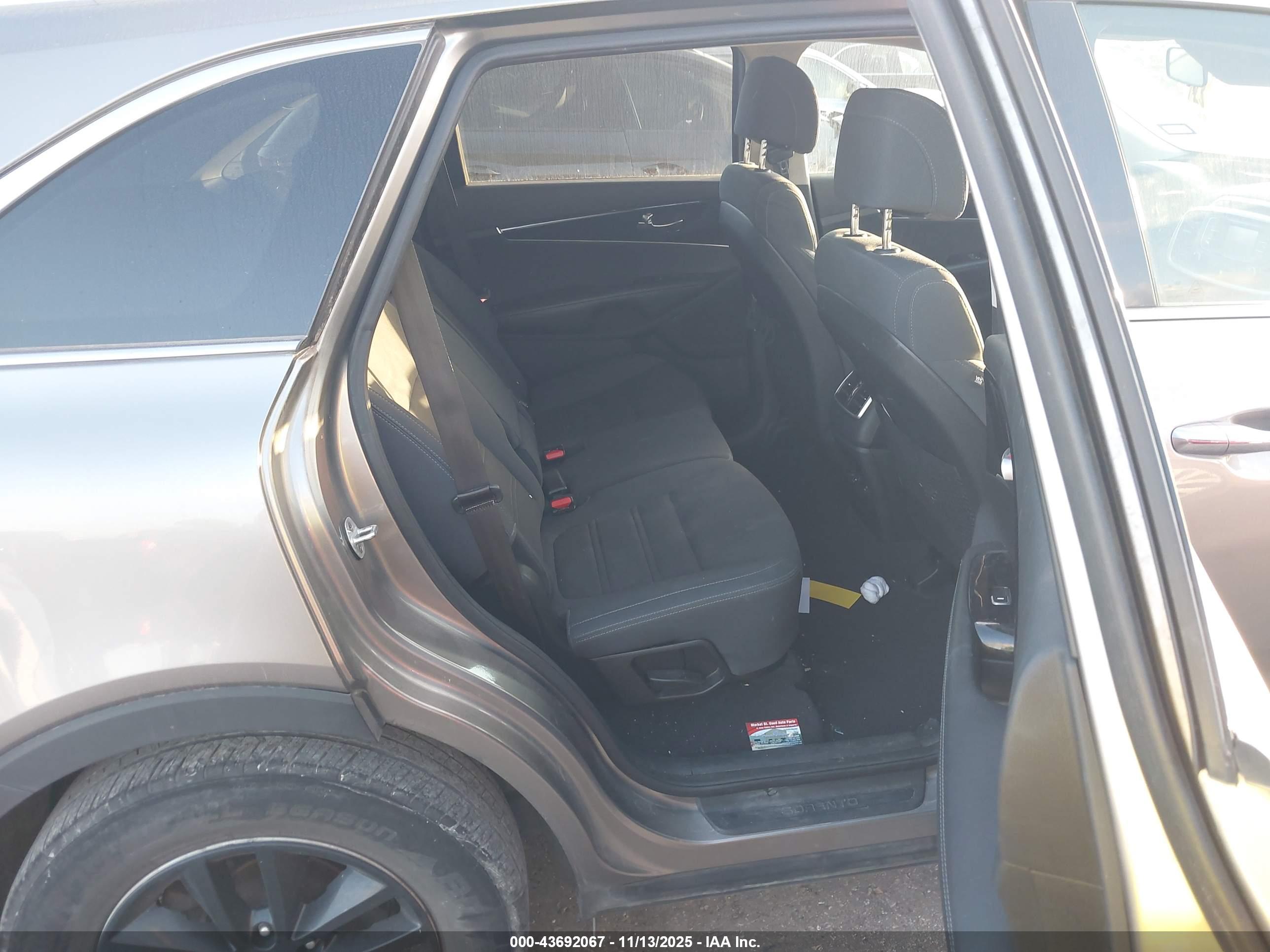 KIA SORENTO image 8