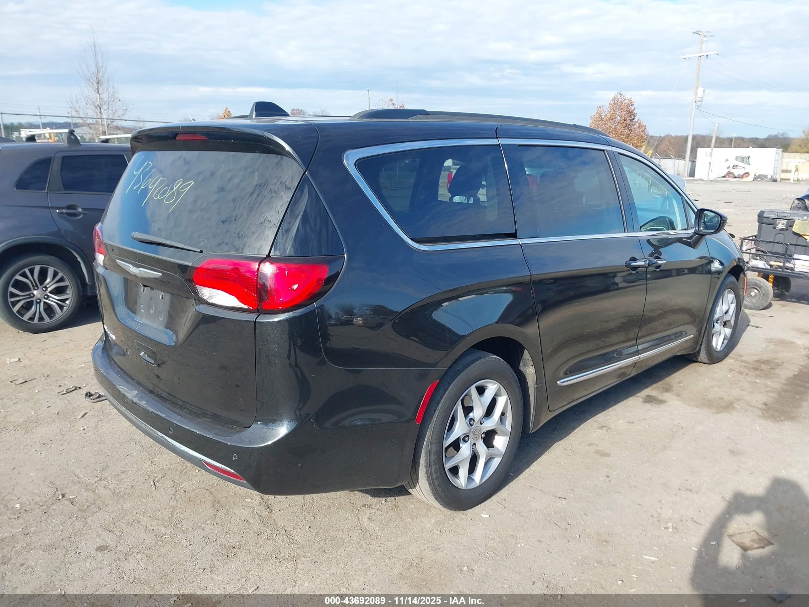 CHRYSLER PACIFICA image 4