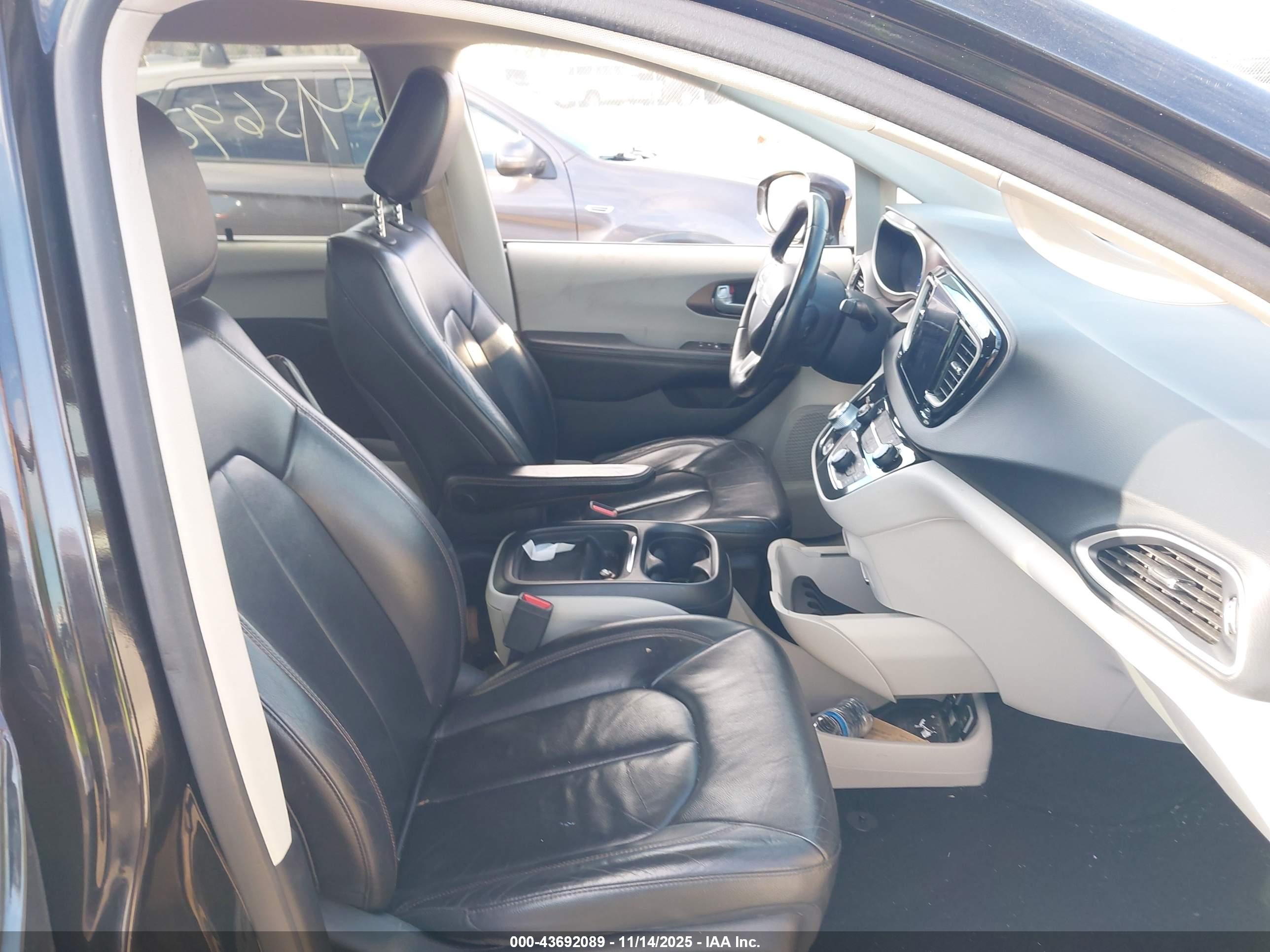 CHRYSLER PACIFICA image 5
