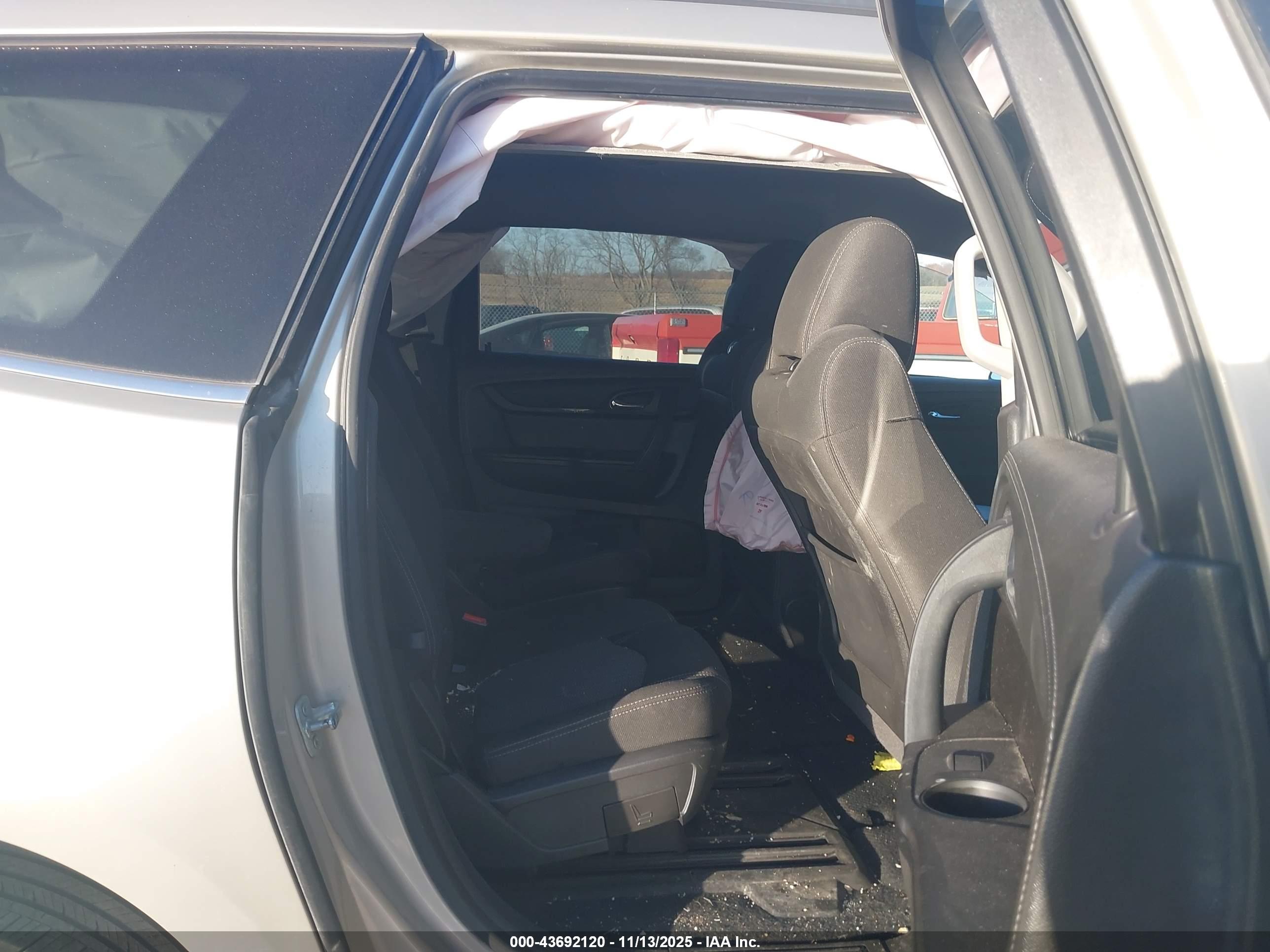 CHEVROLET TRAVERSE image 8