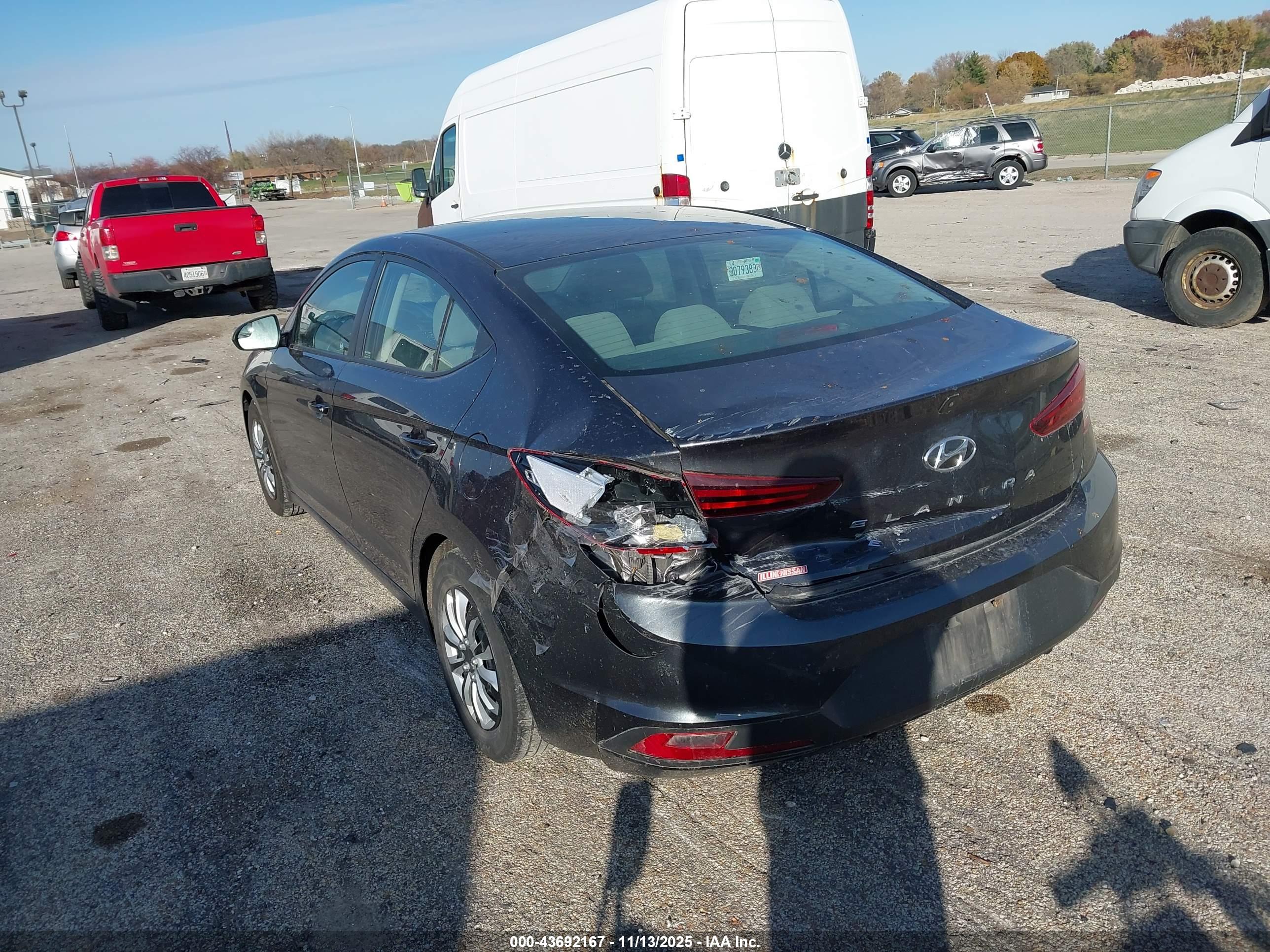 HYUNDAI ELANTRA image 3