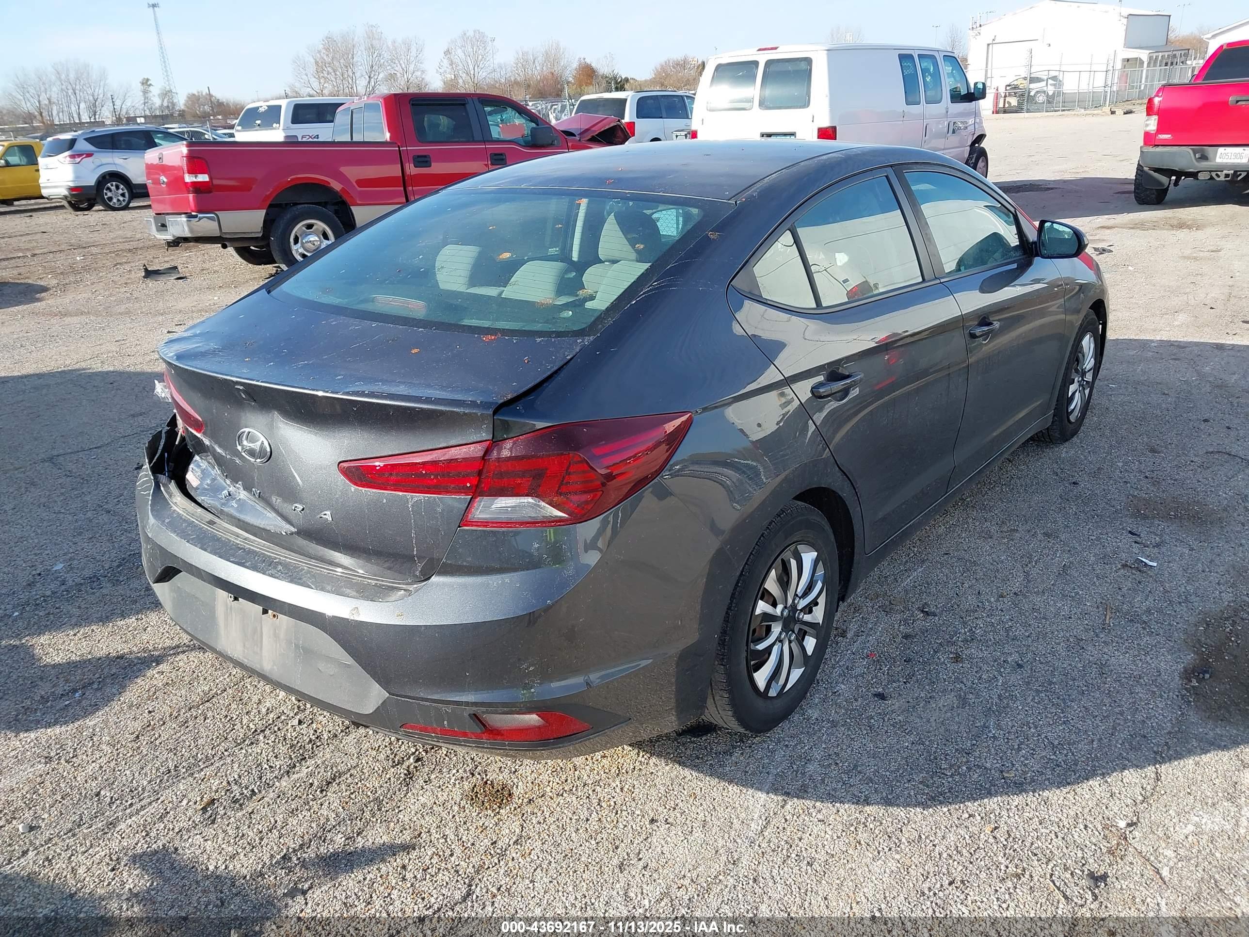 HYUNDAI ELANTRA image 4