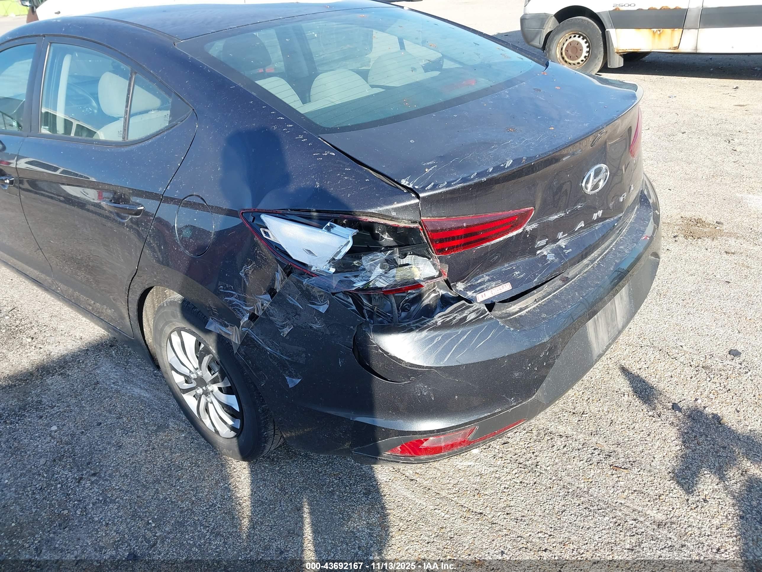 HYUNDAI ELANTRA image 6