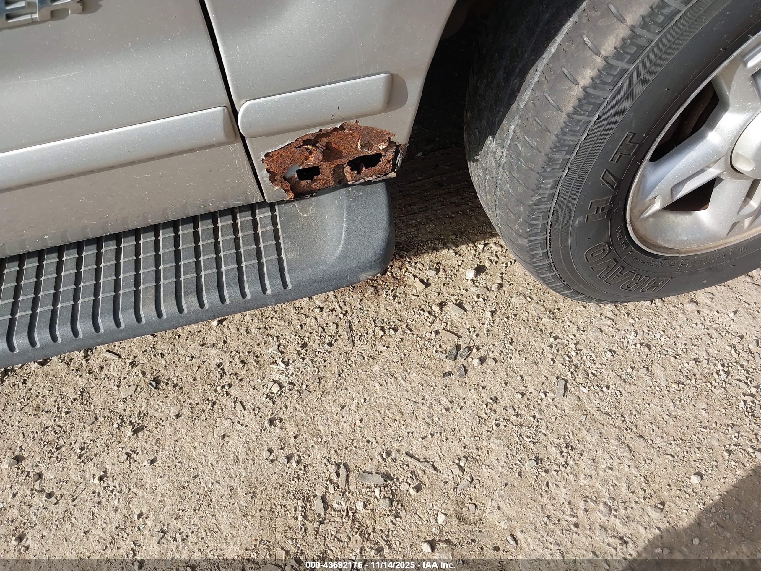 FORD EXPLORER image 6