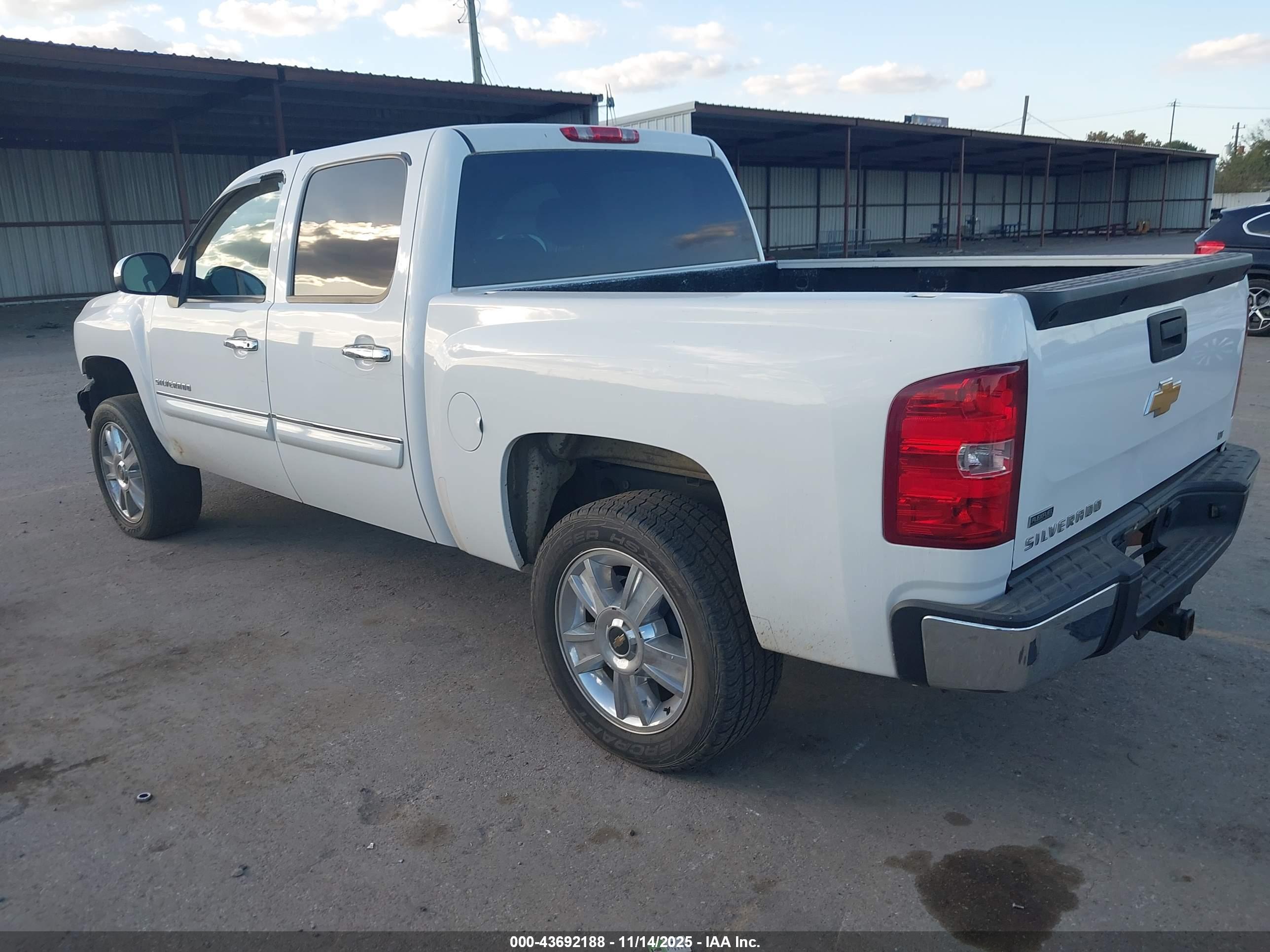 CHEVROLET SILVERADO image 3