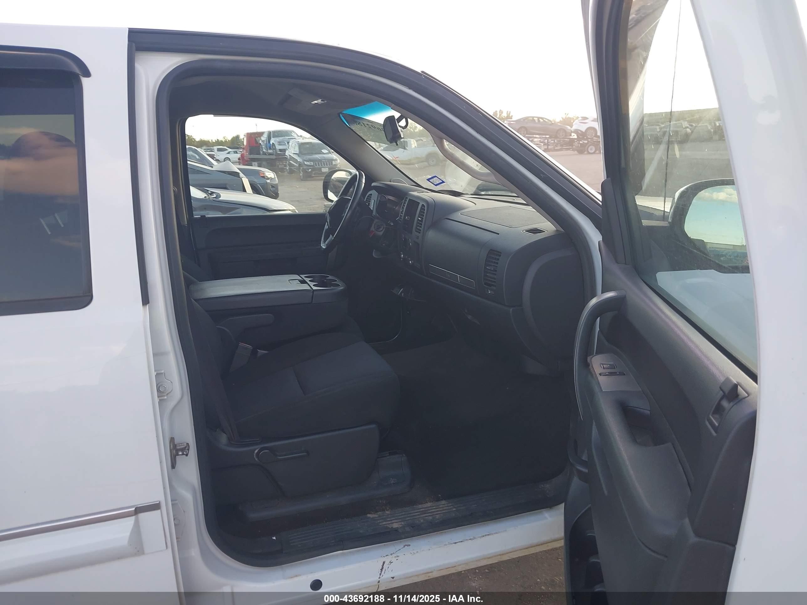 CHEVROLET SILVERADO image 5