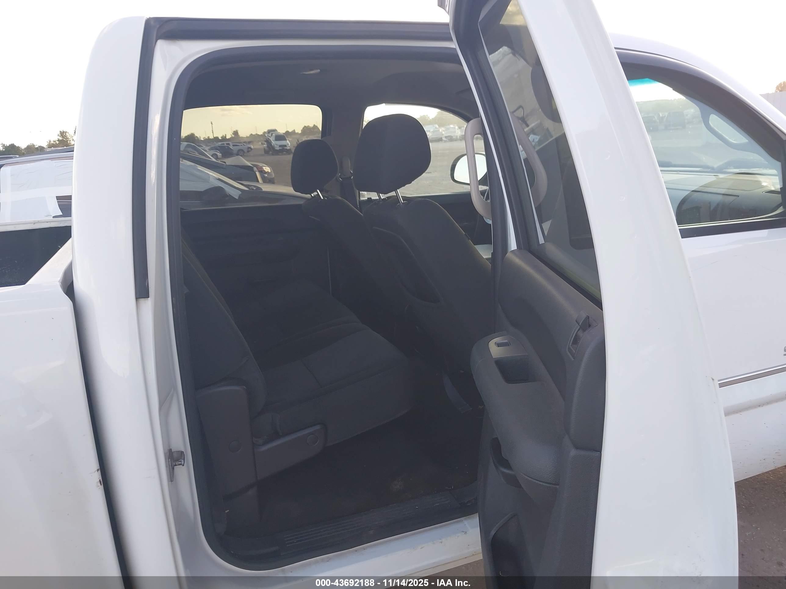 CHEVROLET SILVERADO image 8