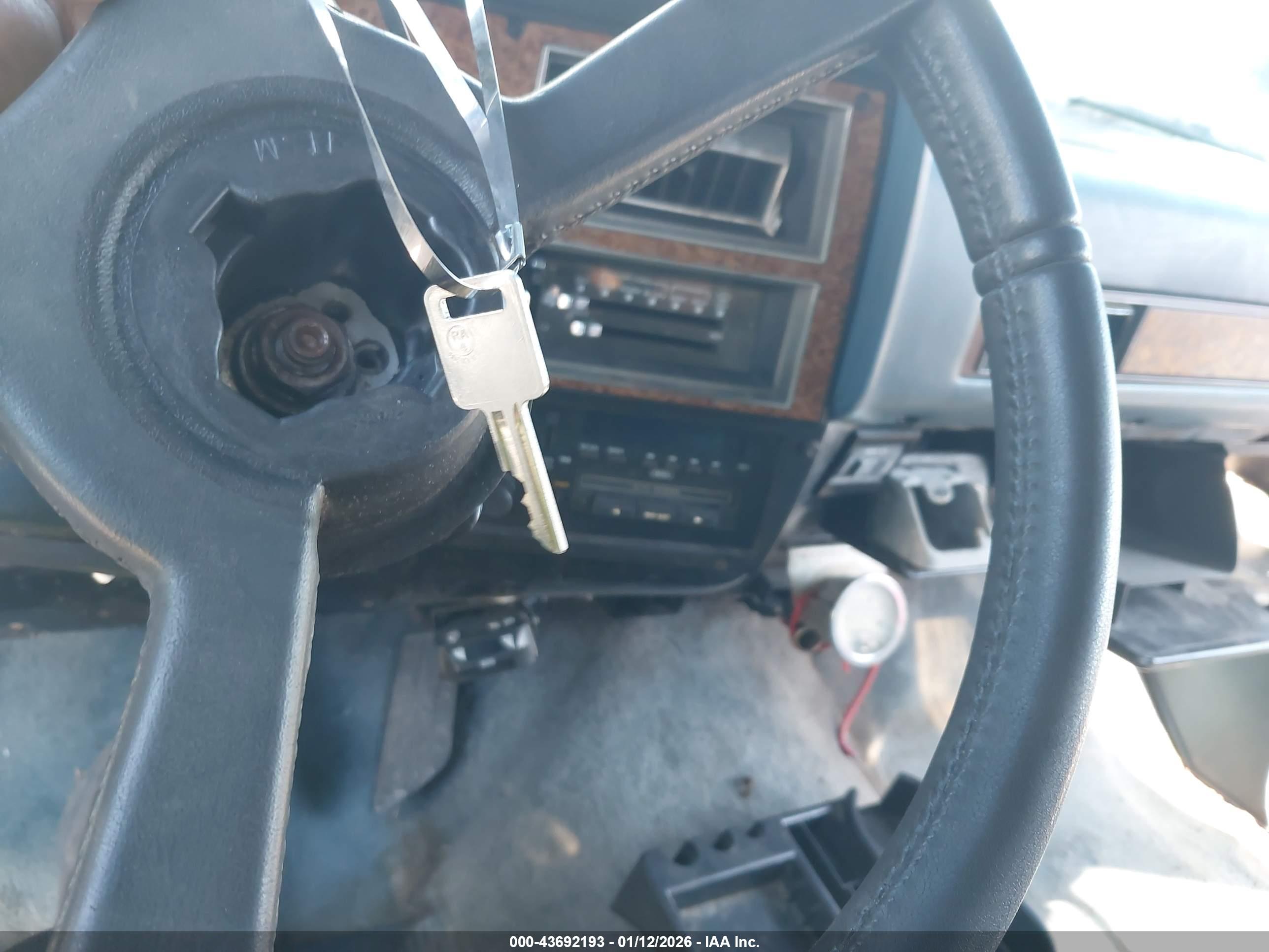 GMC SUBURBAN image 11