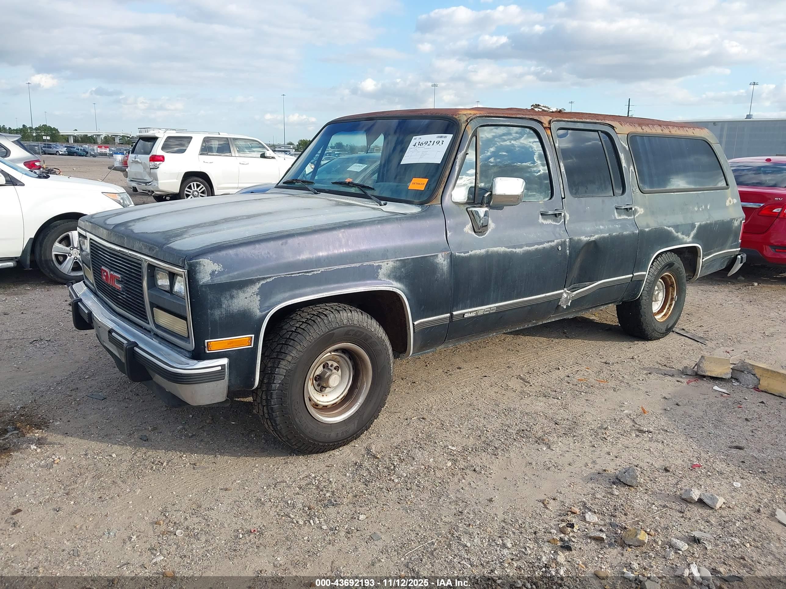 GMC SUBURBAN image 2