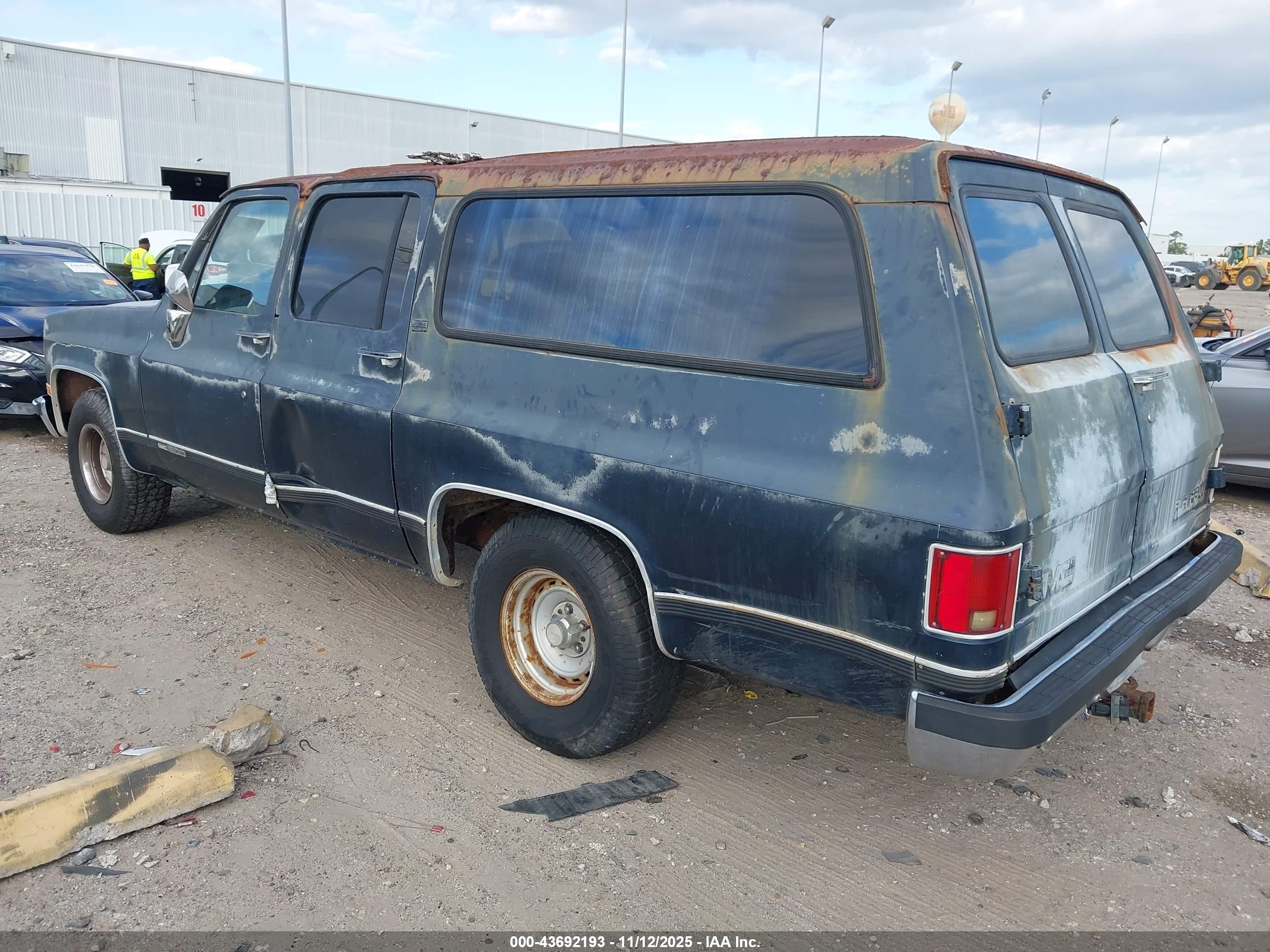 GMC SUBURBAN image 3