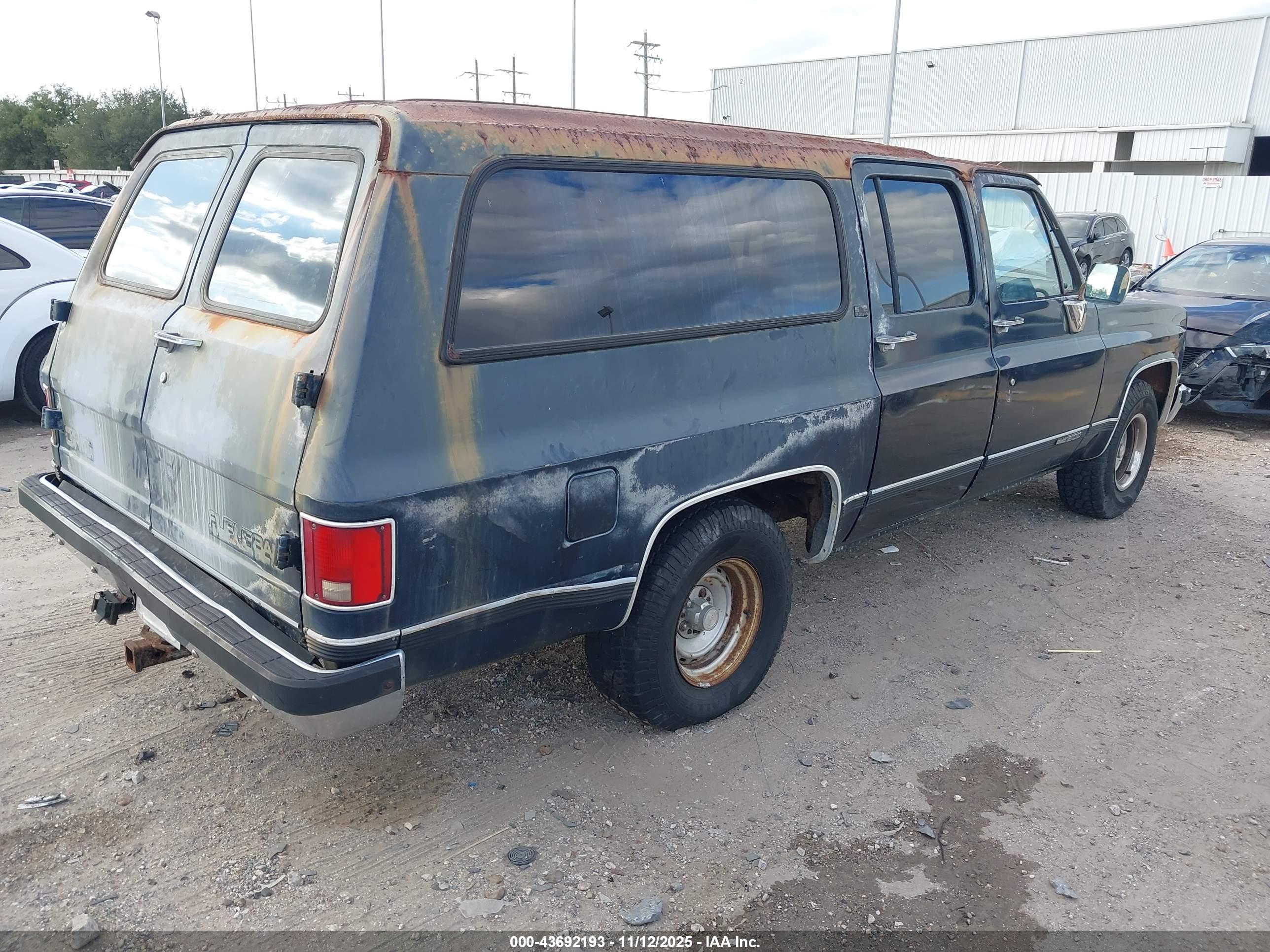 GMC SUBURBAN image 4