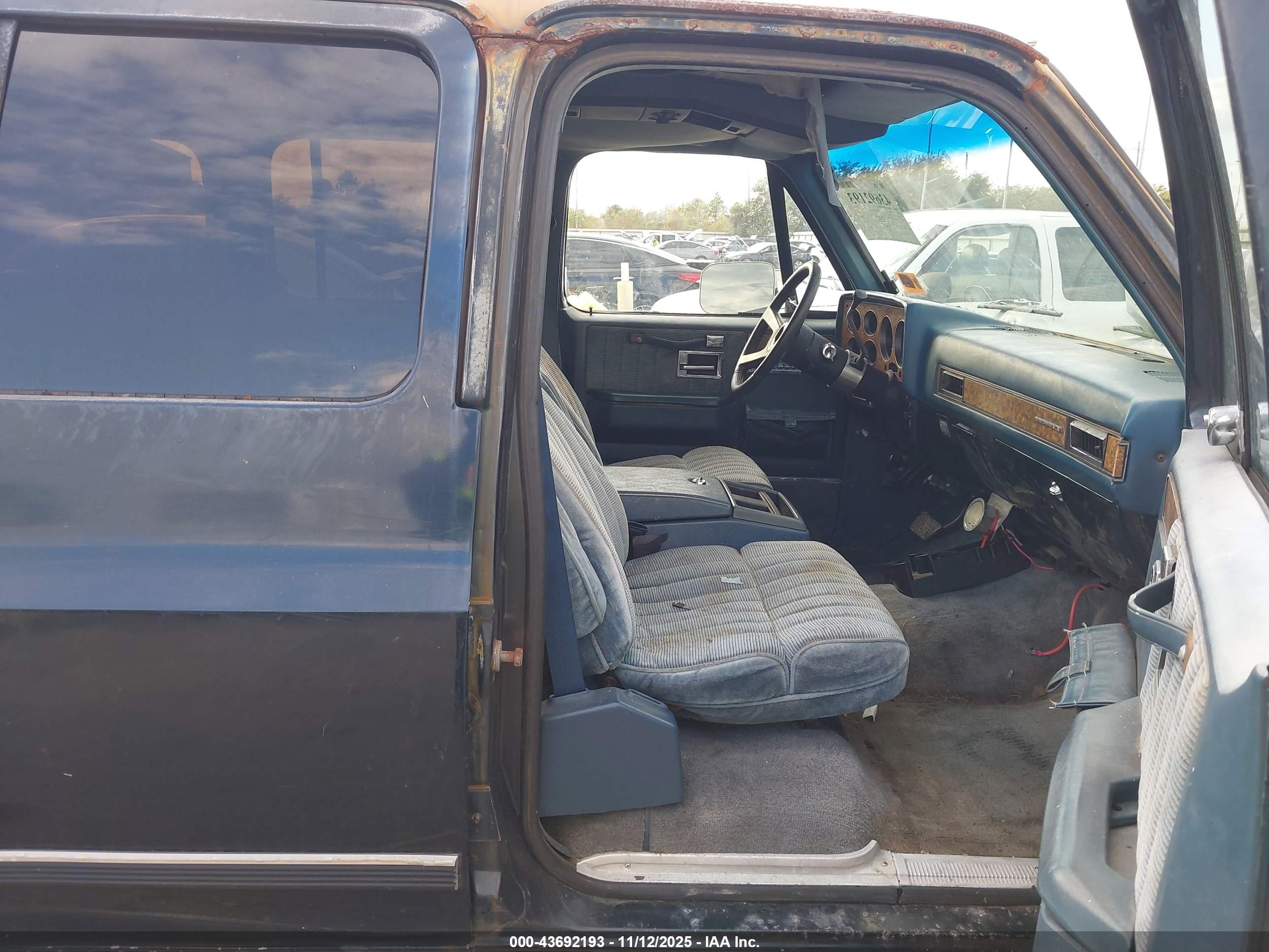 GMC SUBURBAN image 5
