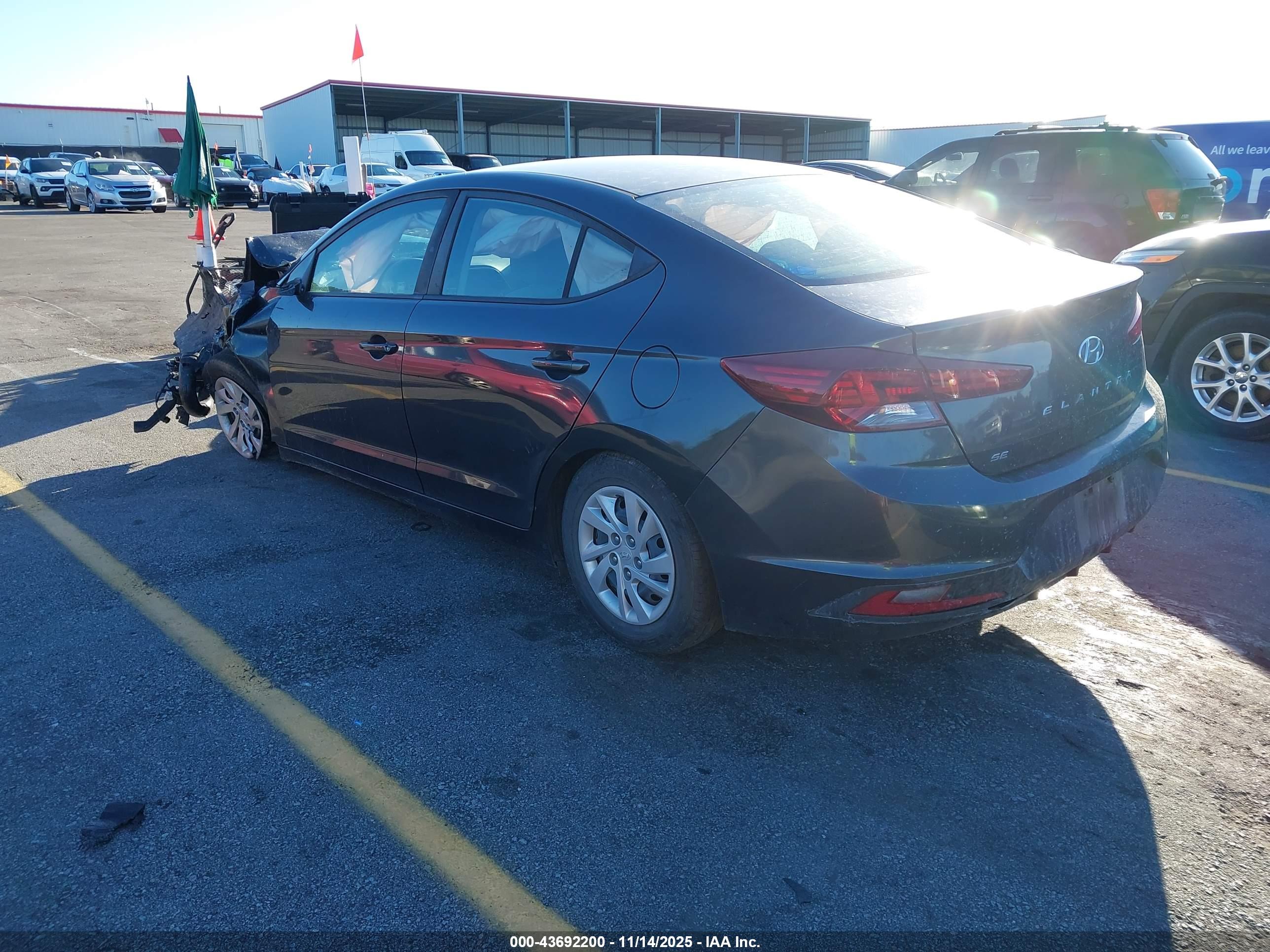 HYUNDAI ELANTRA image 3