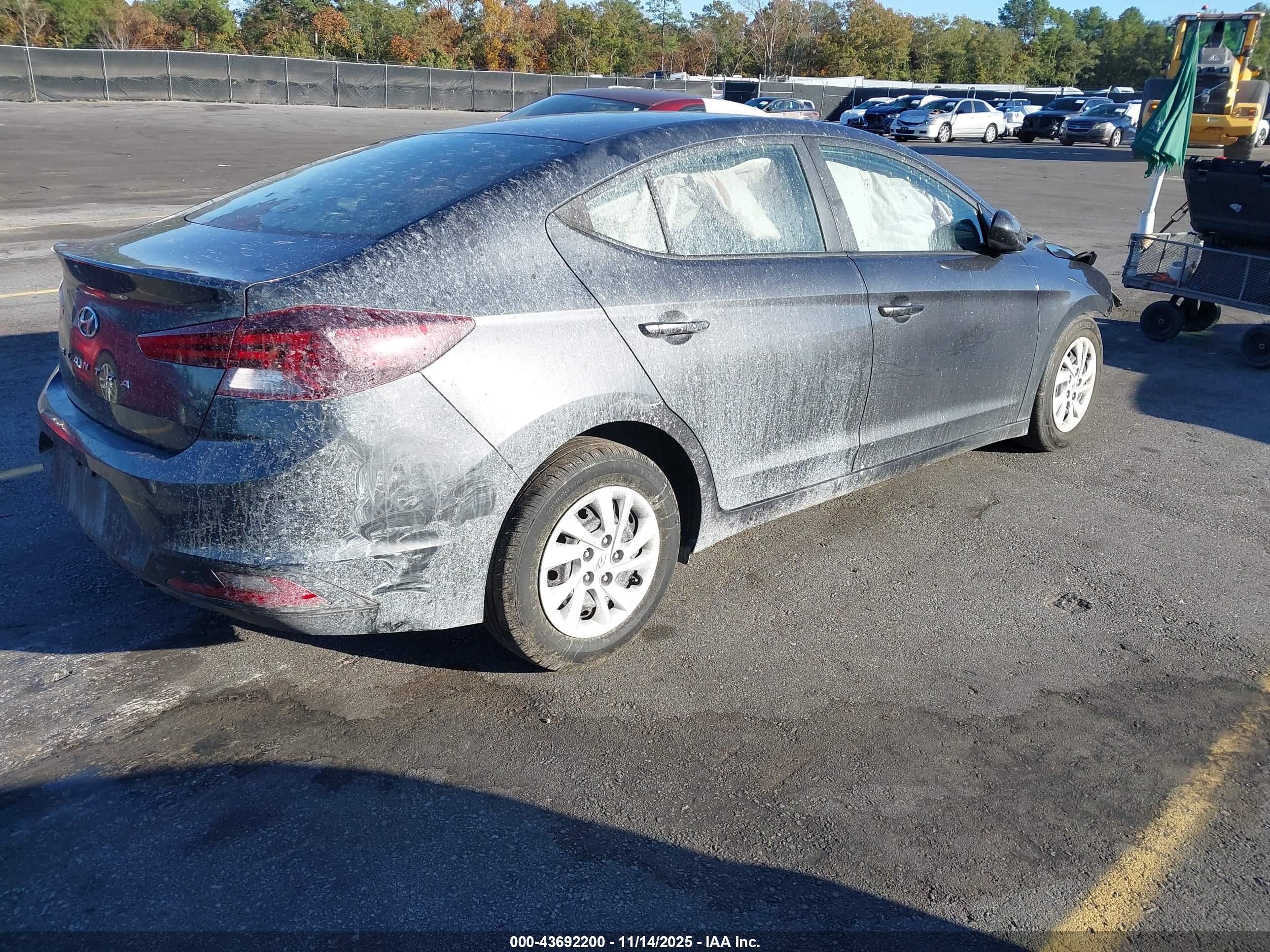HYUNDAI ELANTRA image 4