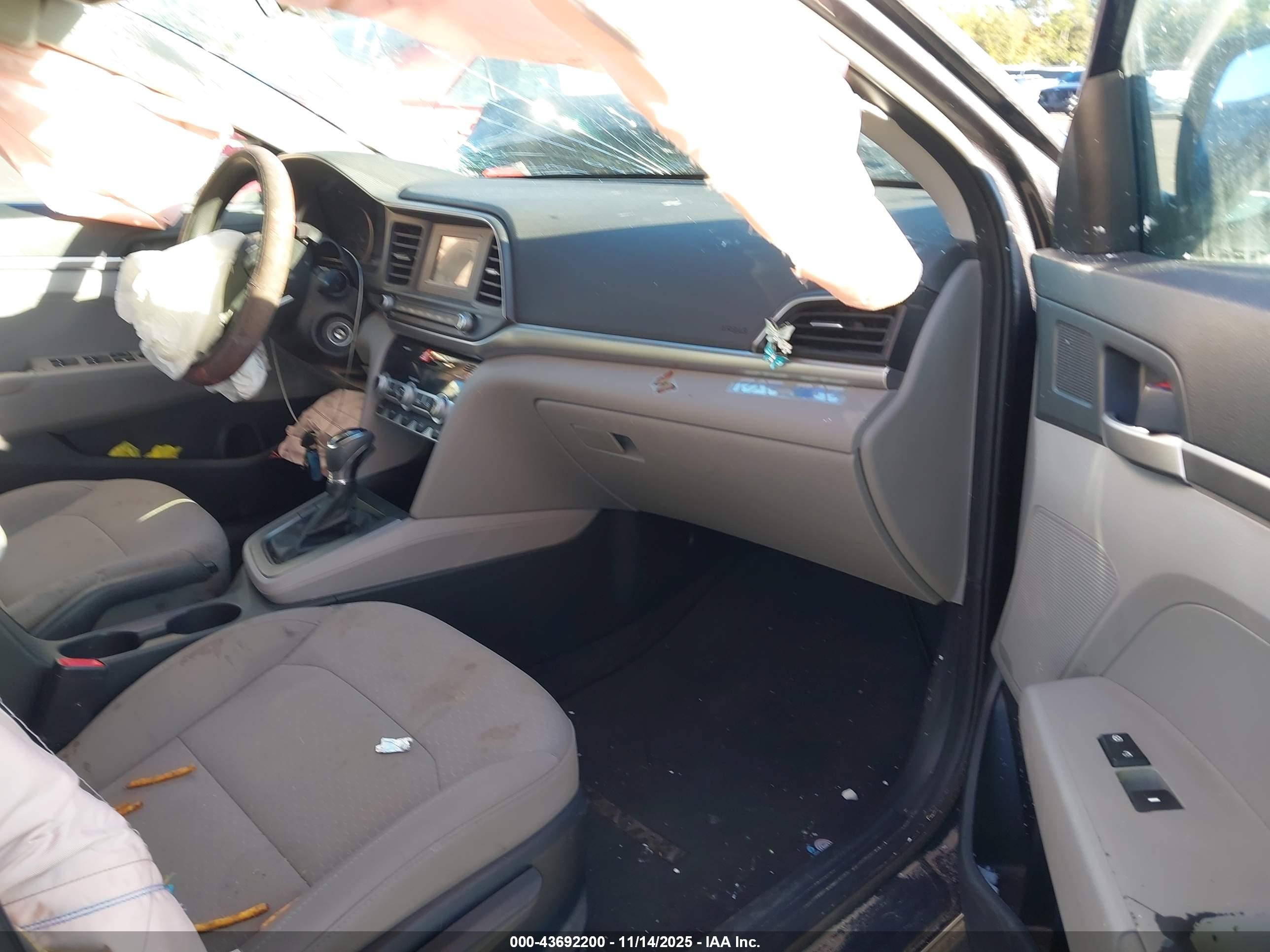 HYUNDAI ELANTRA image 5