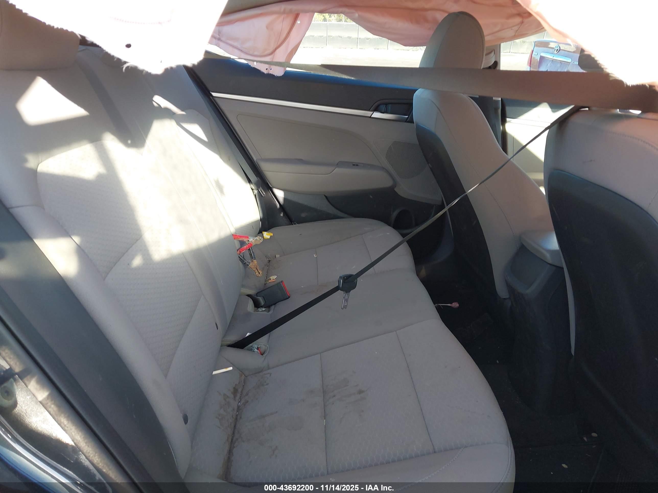 HYUNDAI ELANTRA image 8