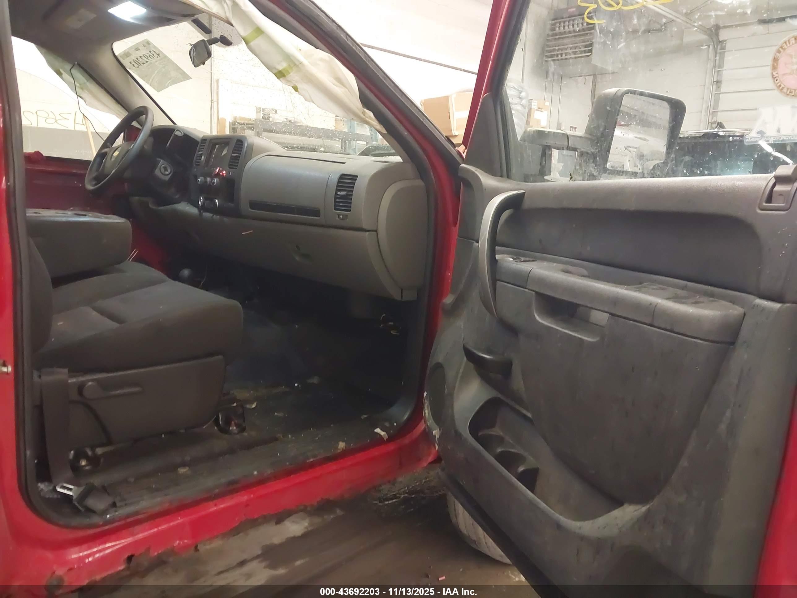 CHEVROLET SILVERADO image 8
