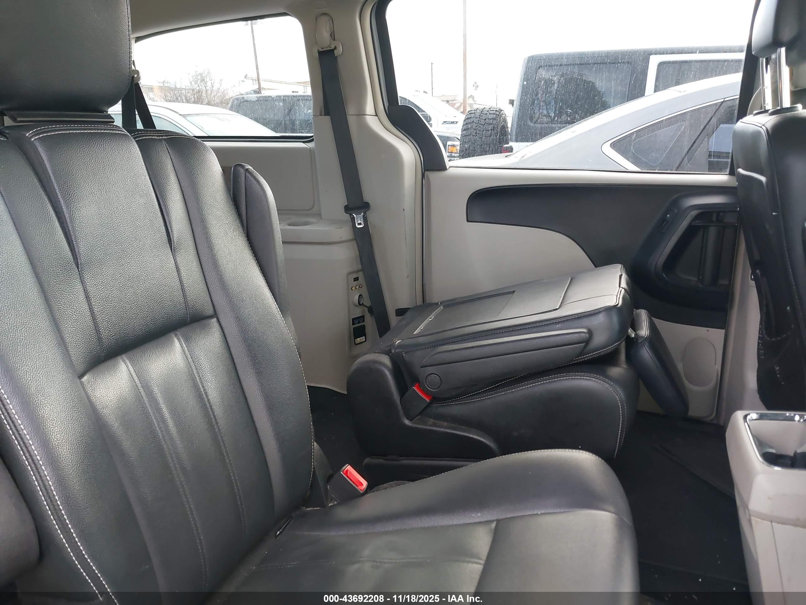 CHRYSLER TOWN image 8