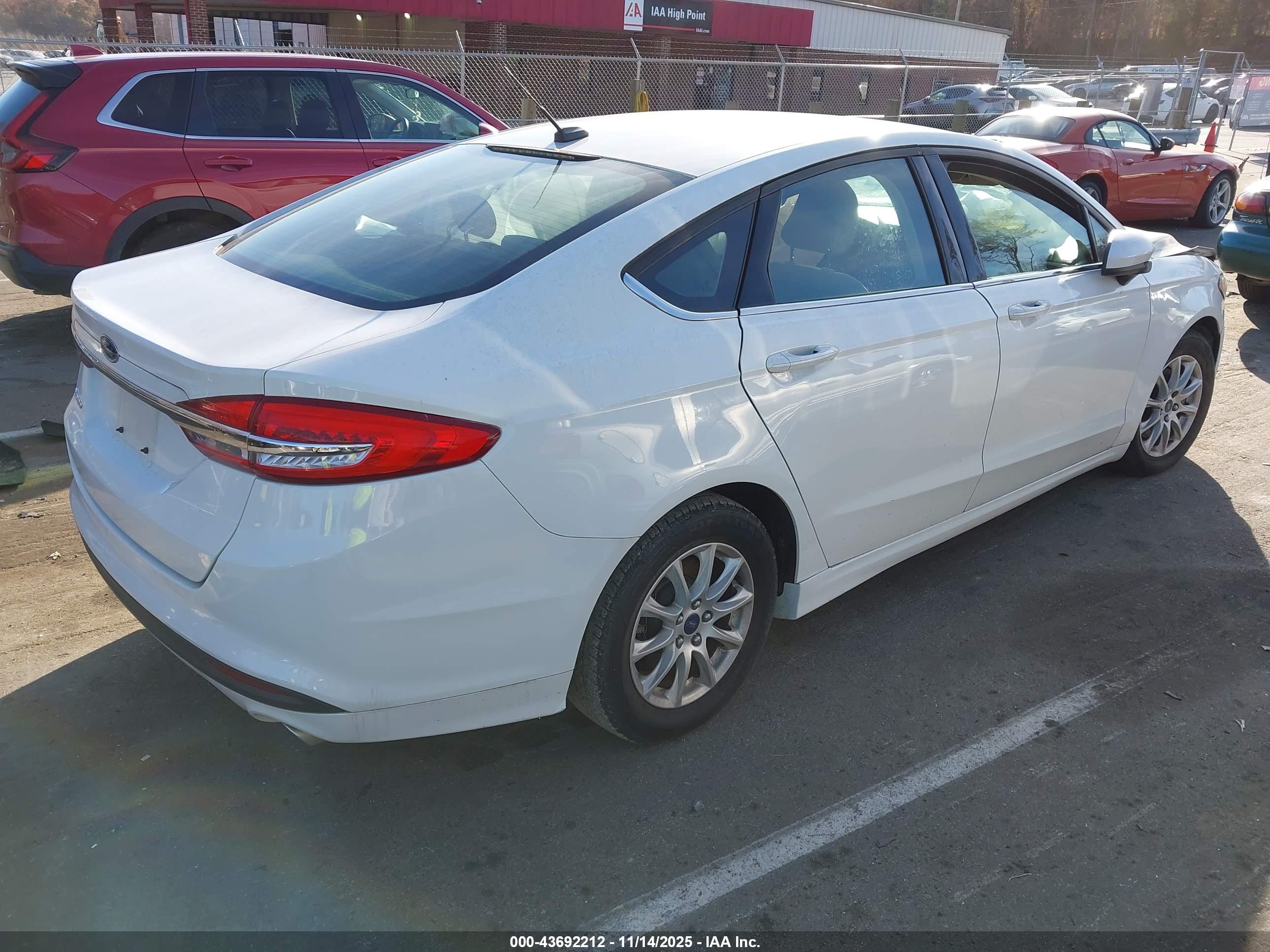 FORD FUSION image 4
