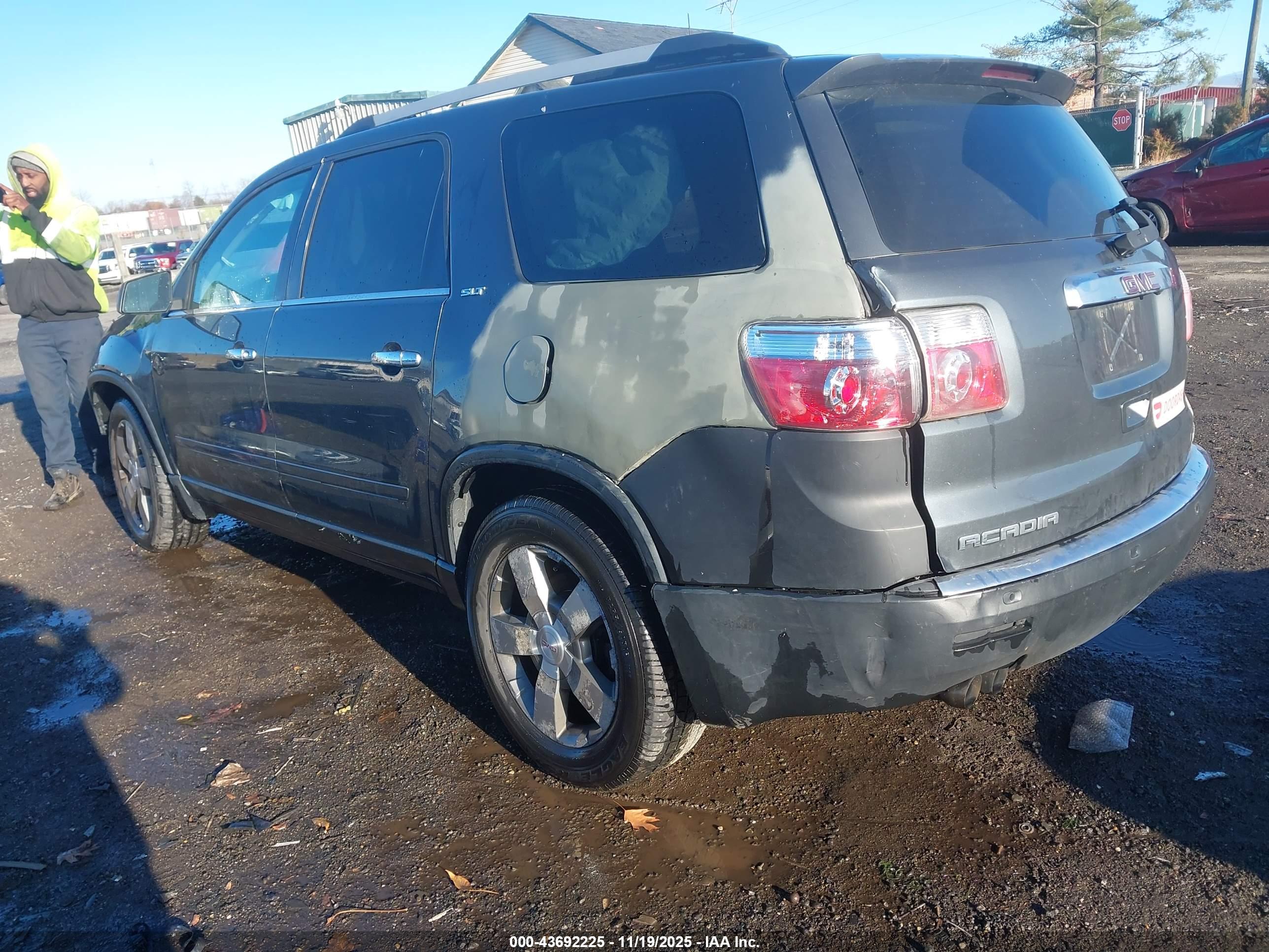GMC ACADIA image 3