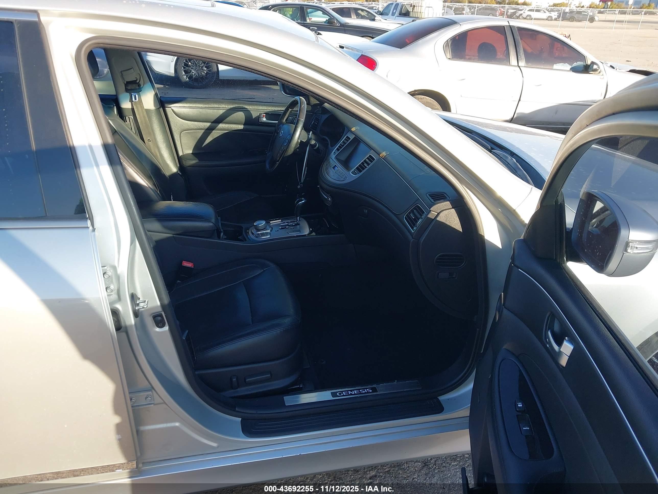 HYUNDAI GENESIS image 5