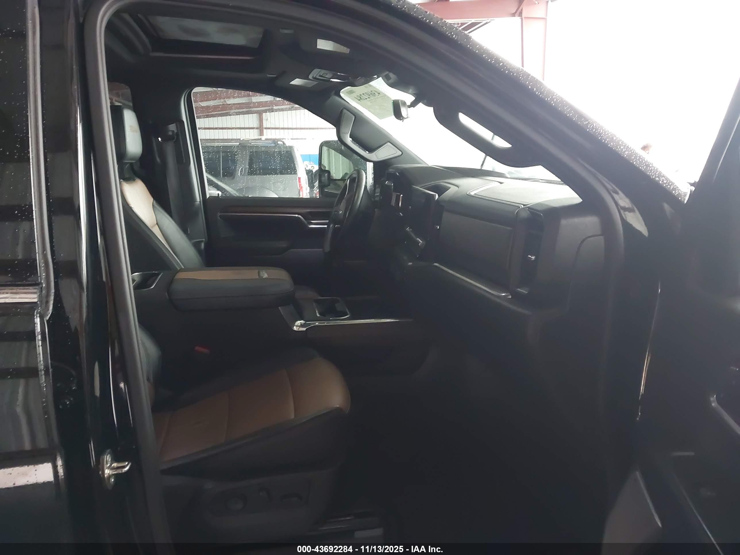 CHEVROLET SILVERADO image 7