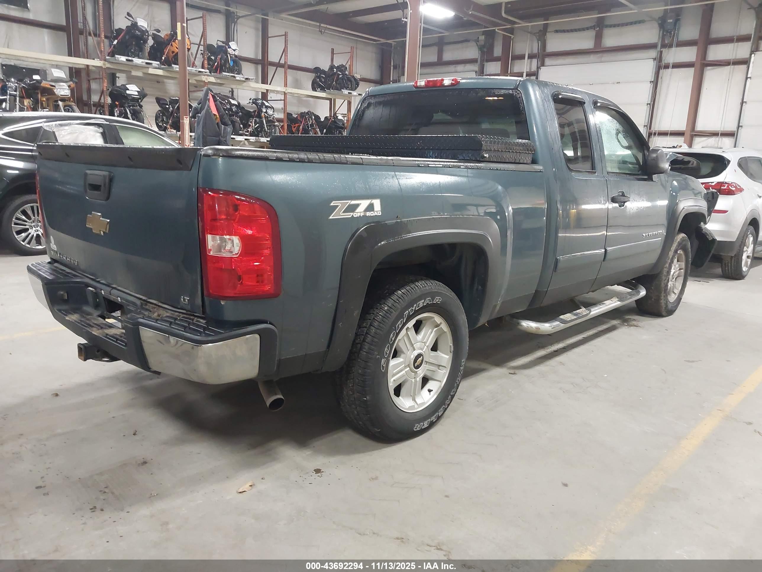 CHEVROLET SILVERADO image 4