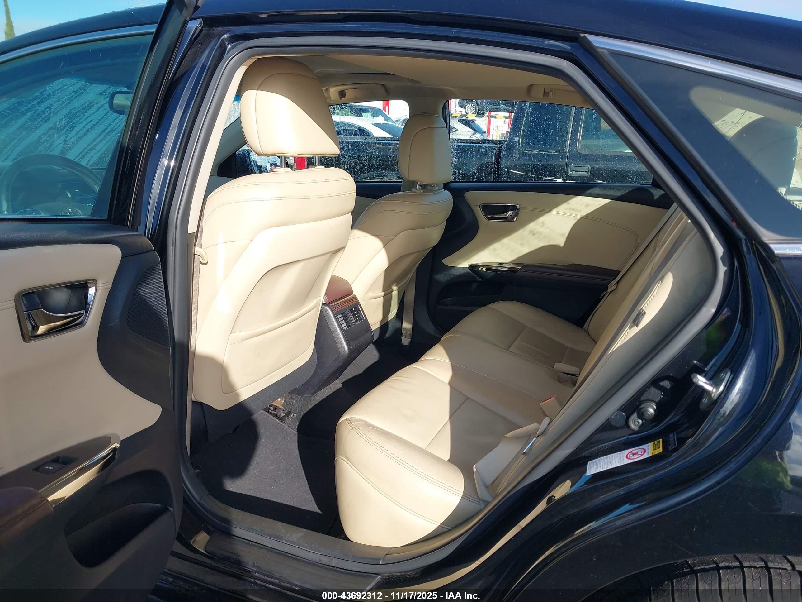 TOYOTA AVALON image 8