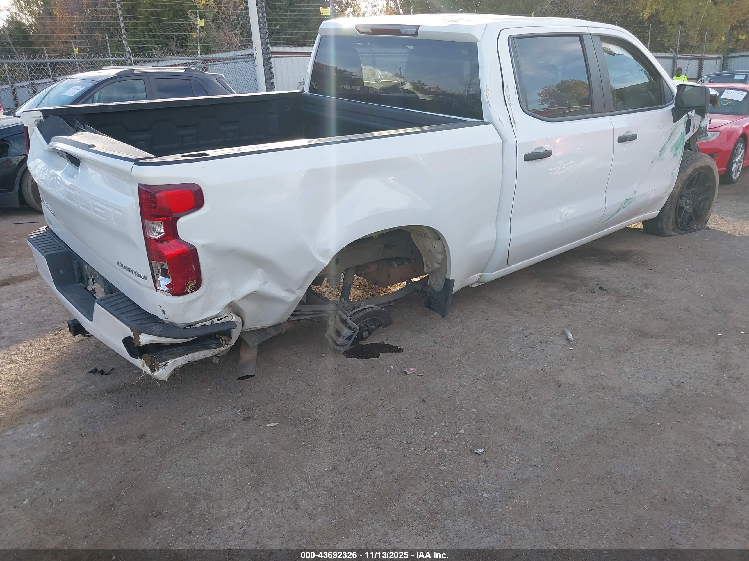 CHEVROLET SILVERADO image 4