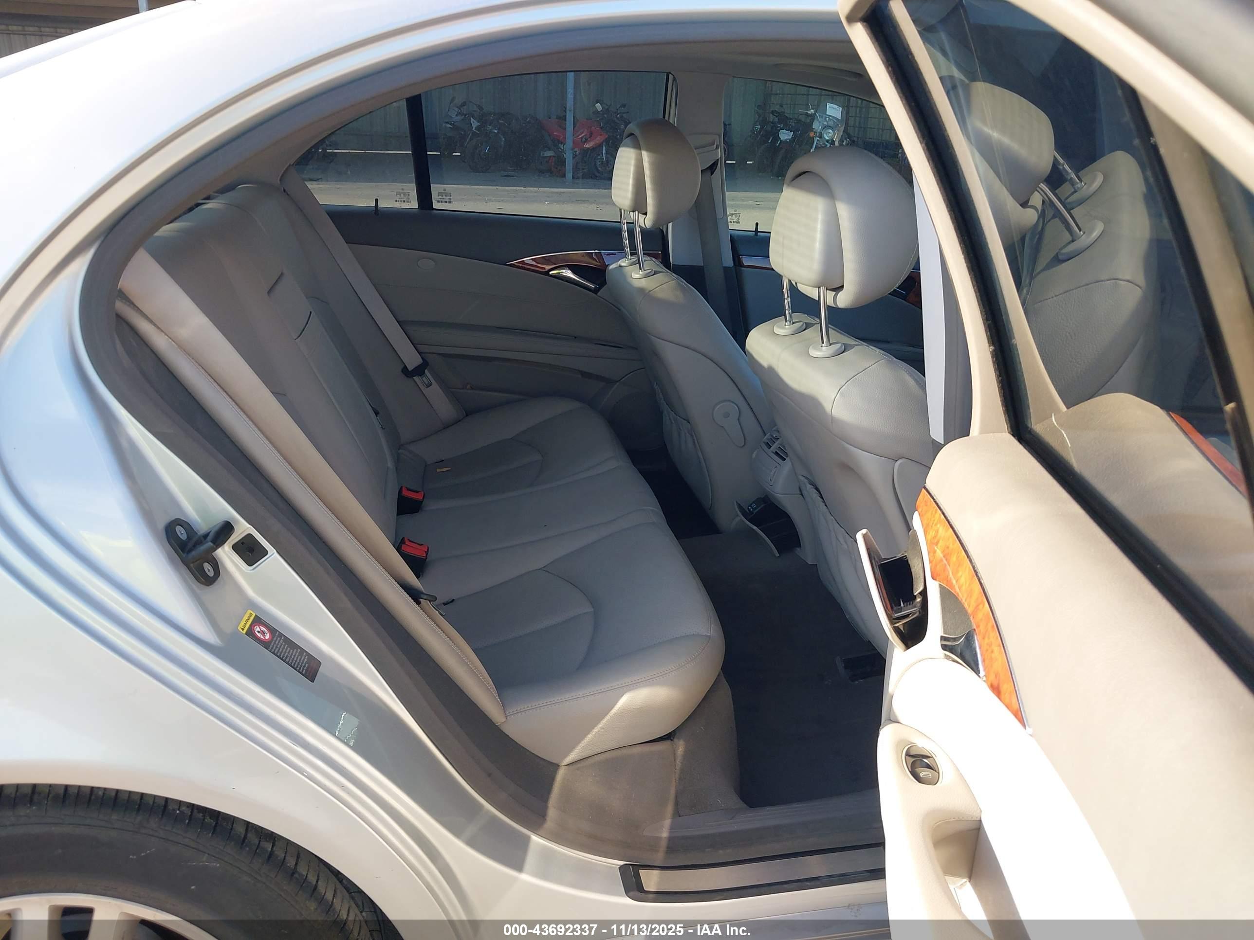 MERCEDES-BENZ E image 8