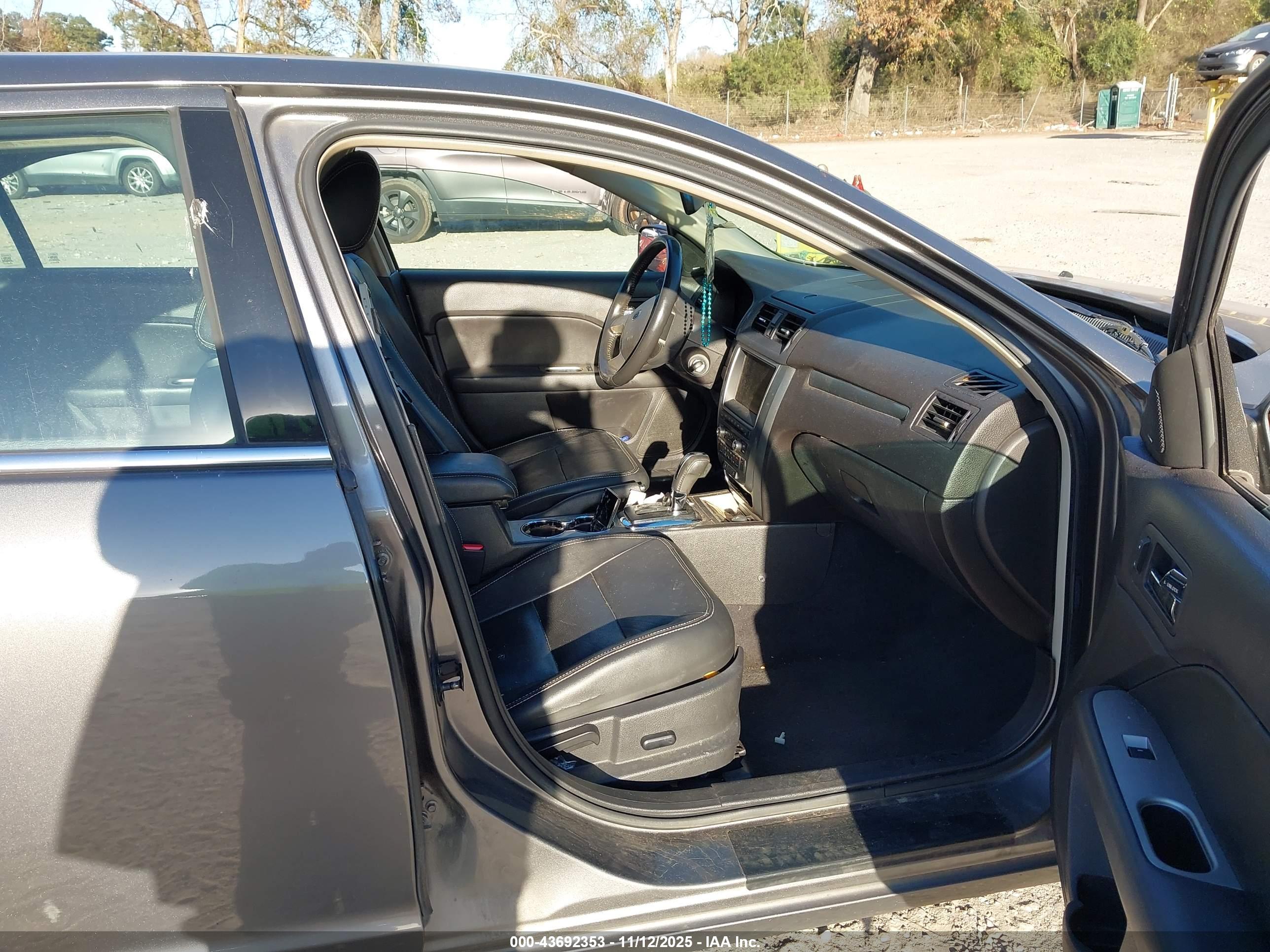 FORD FUSION image 5
