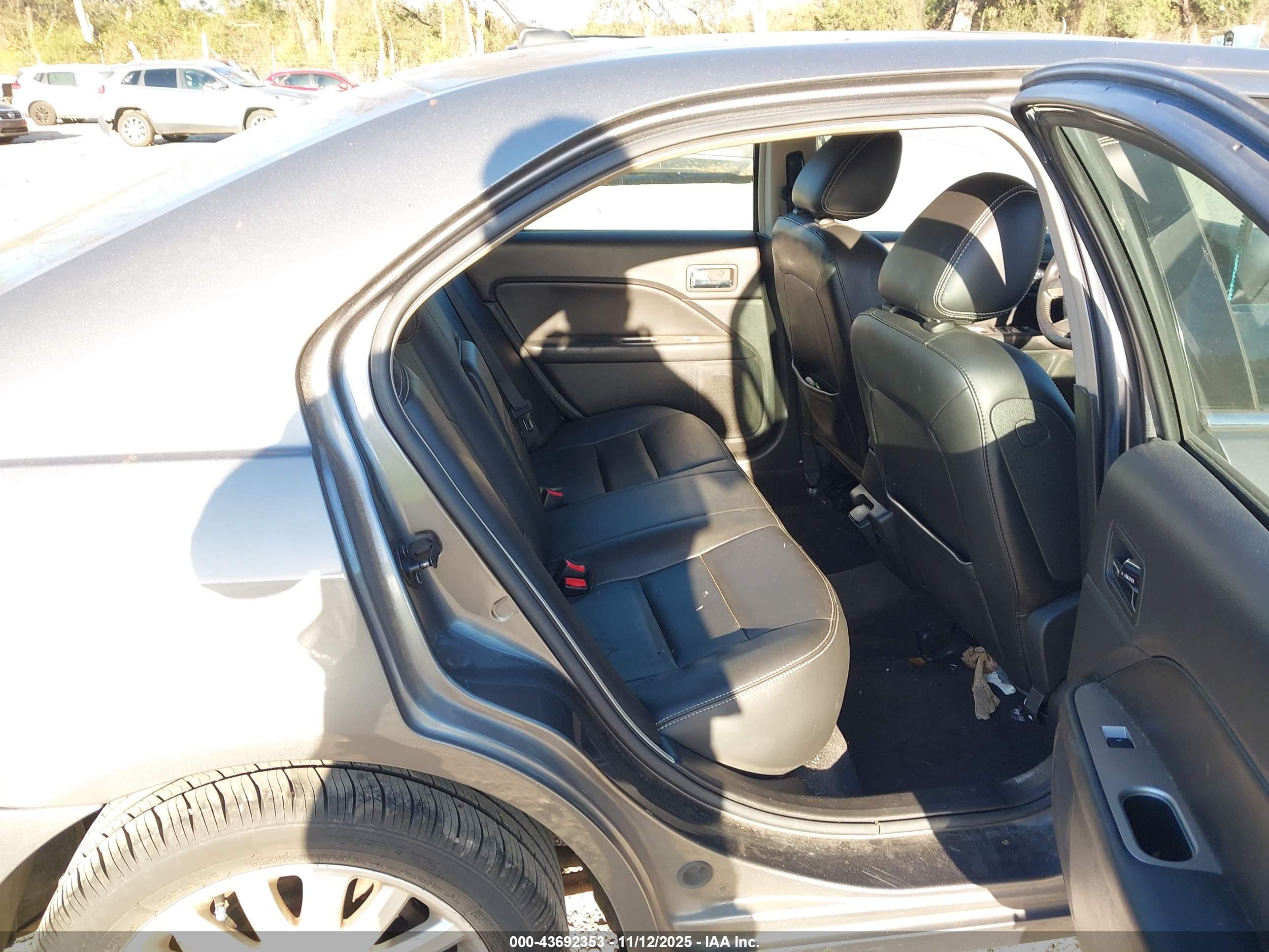 FORD FUSION image 8