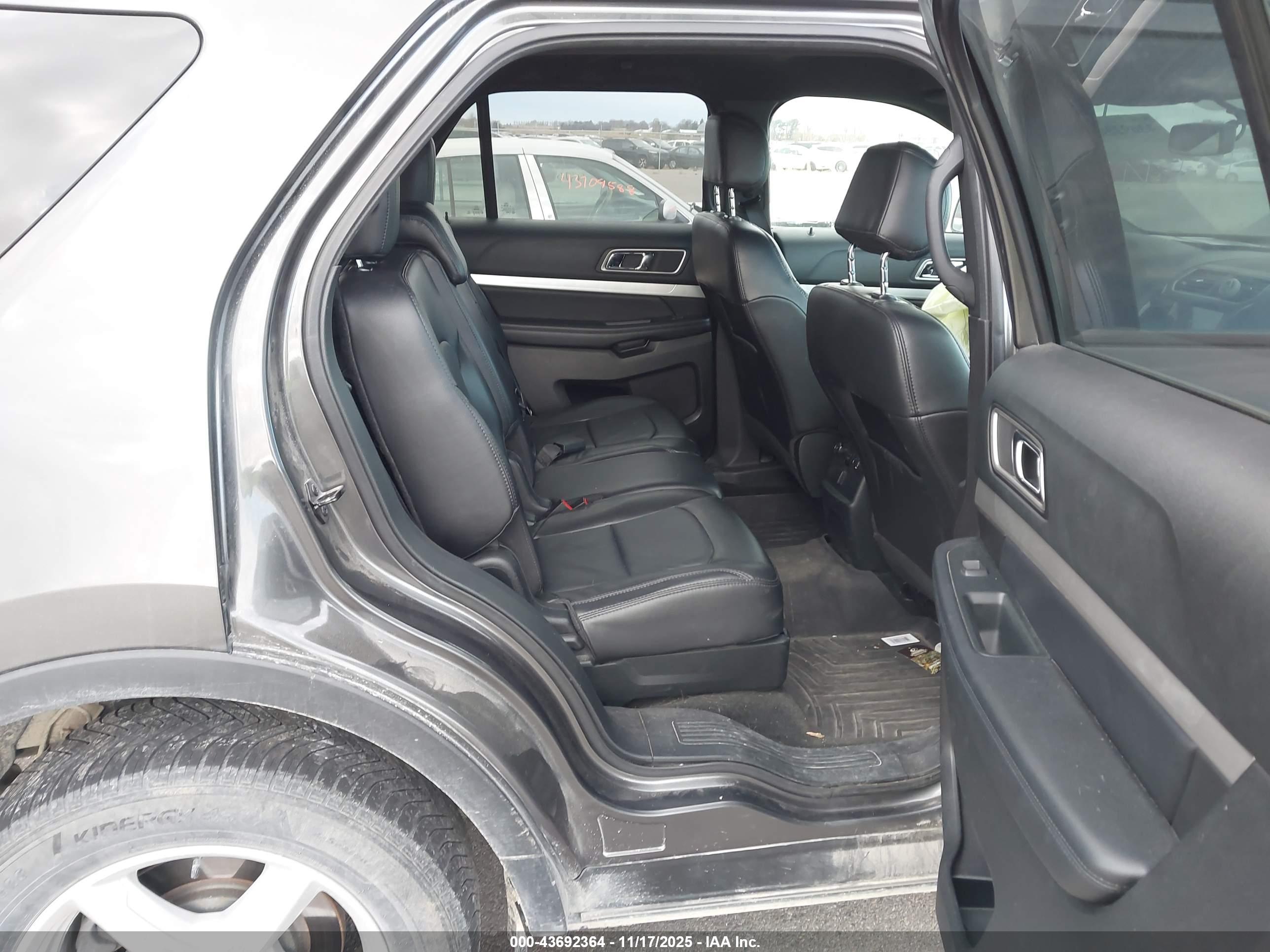 FORD EXPLORER image 8