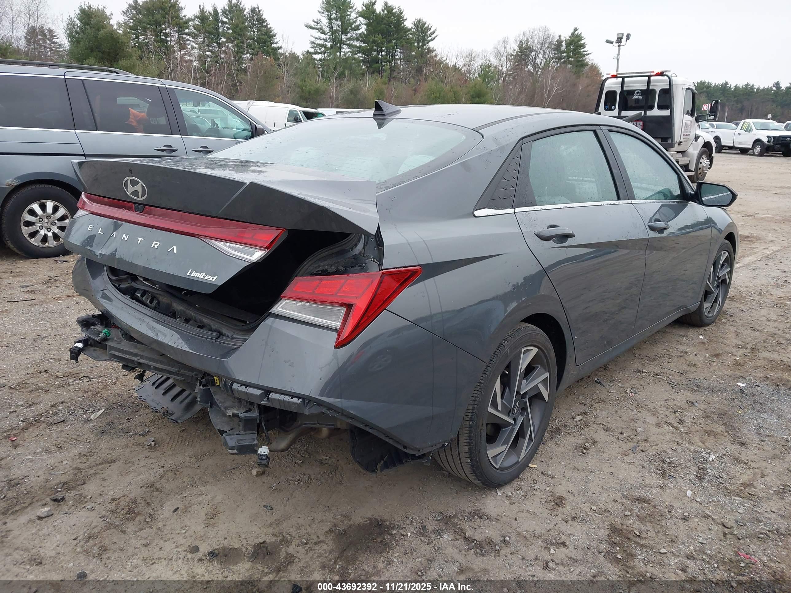 HYUNDAI ELANTRA image 4