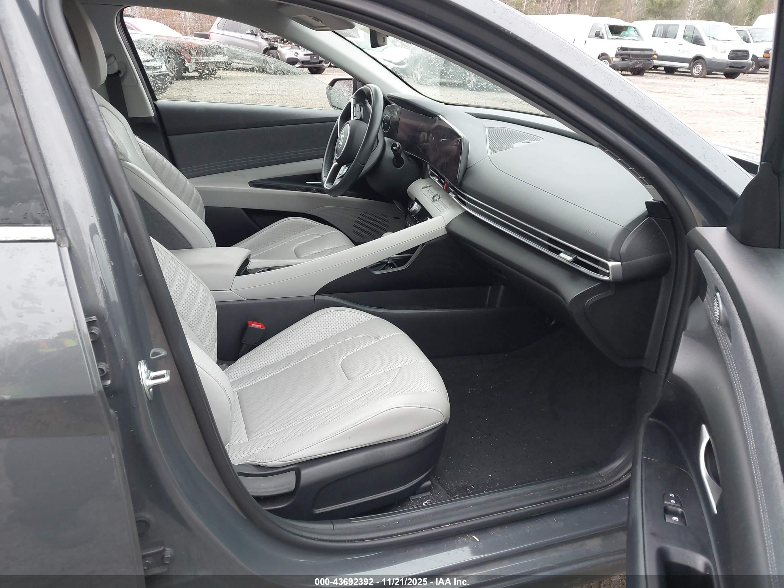 HYUNDAI ELANTRA image 5