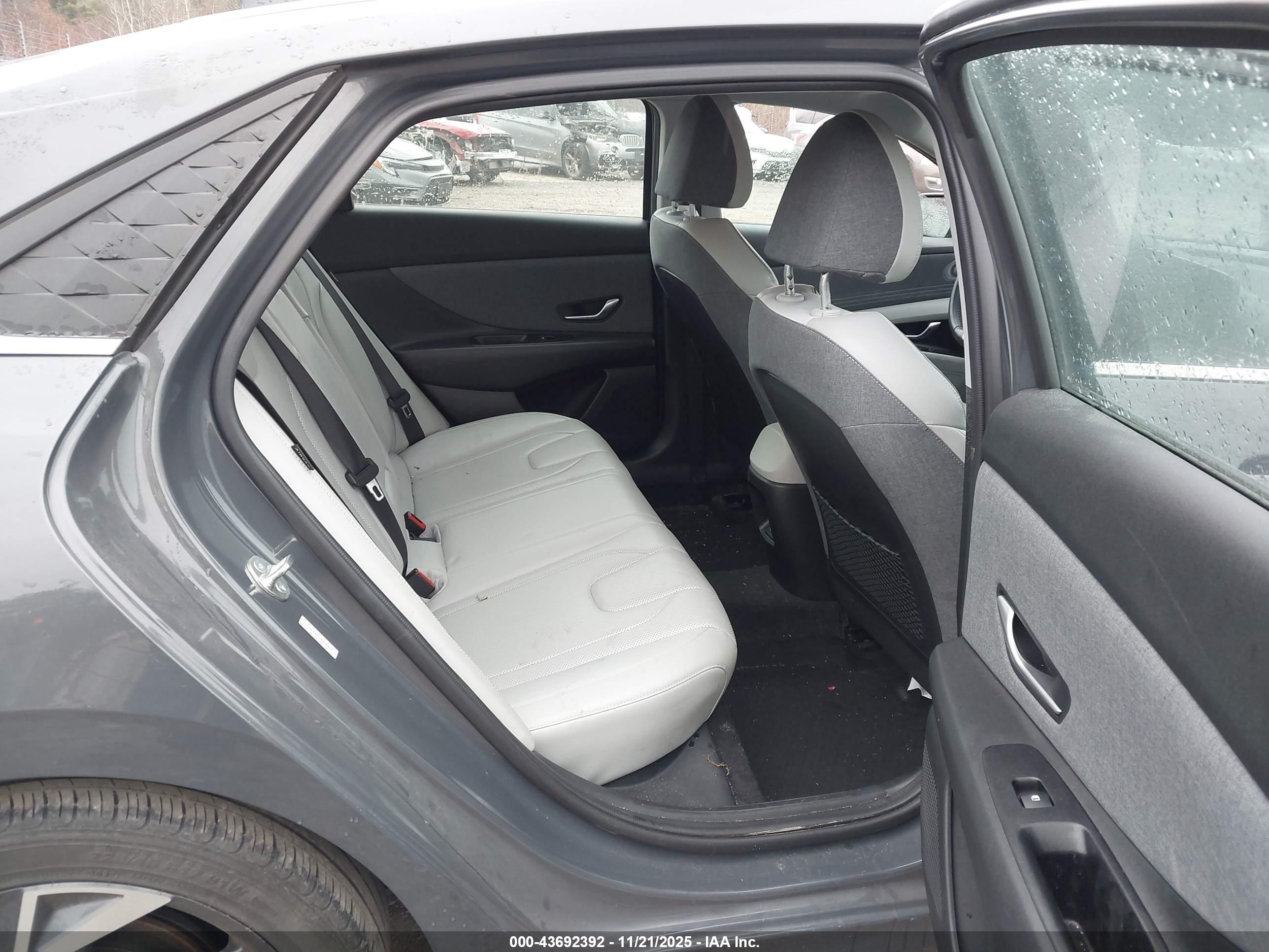 HYUNDAI ELANTRA image 8
