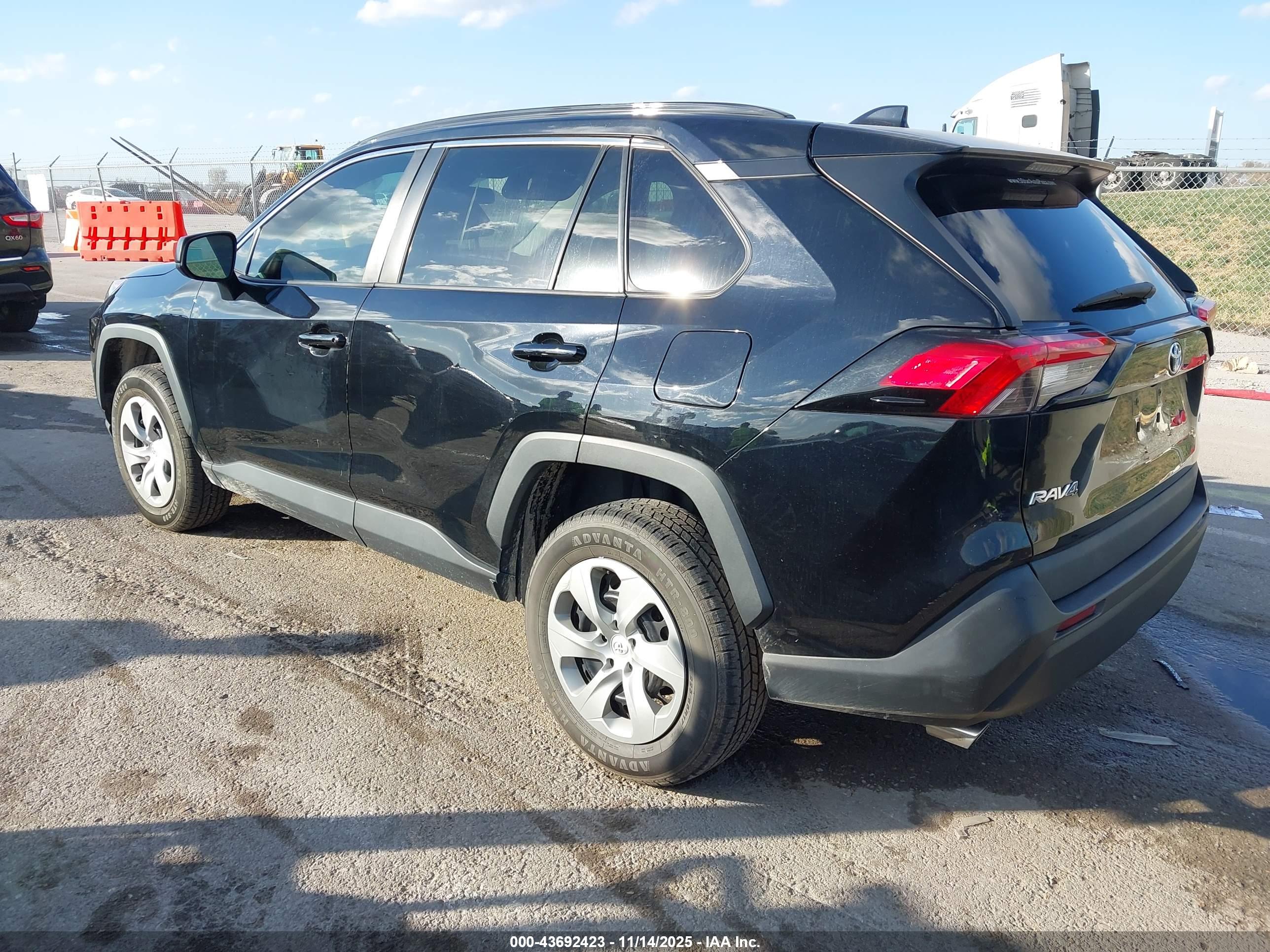 TOYOTA RAV4 image 3