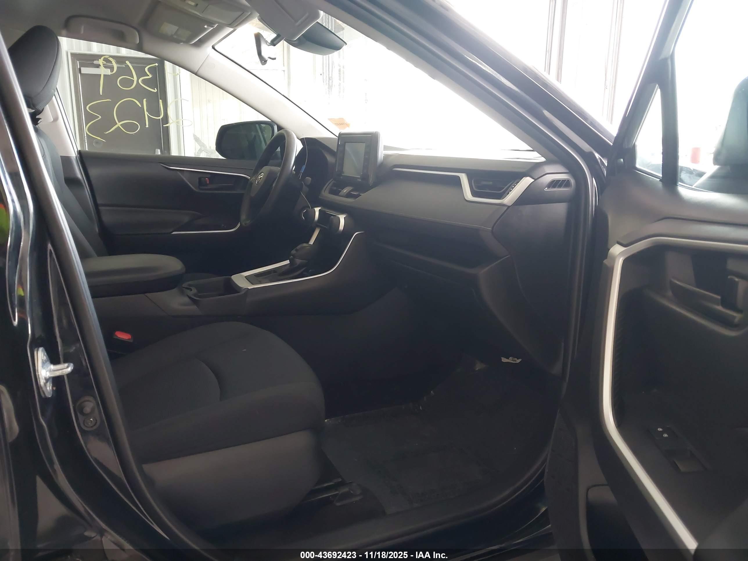 TOYOTA RAV4 image 5