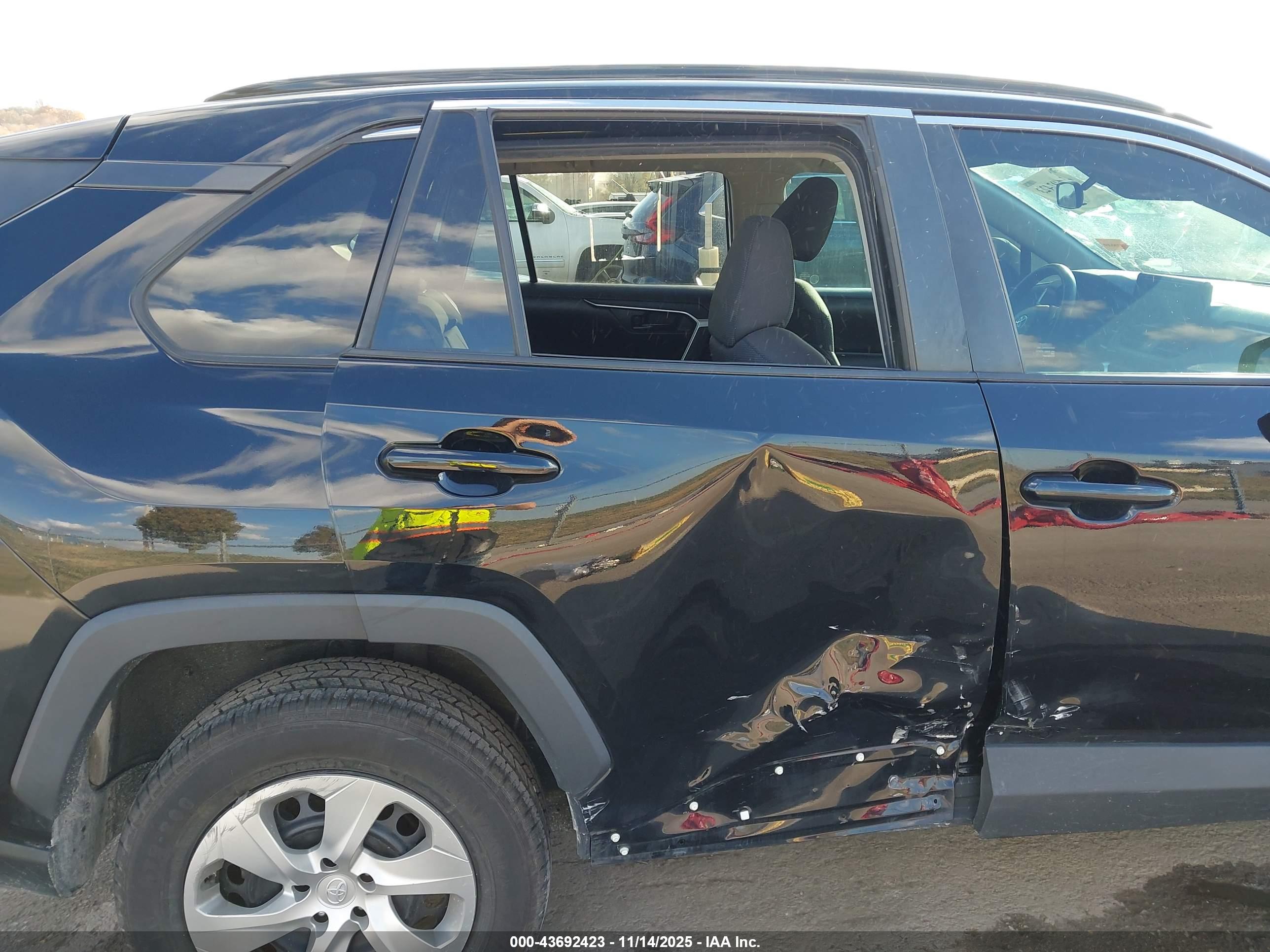 TOYOTA RAV4 image 6