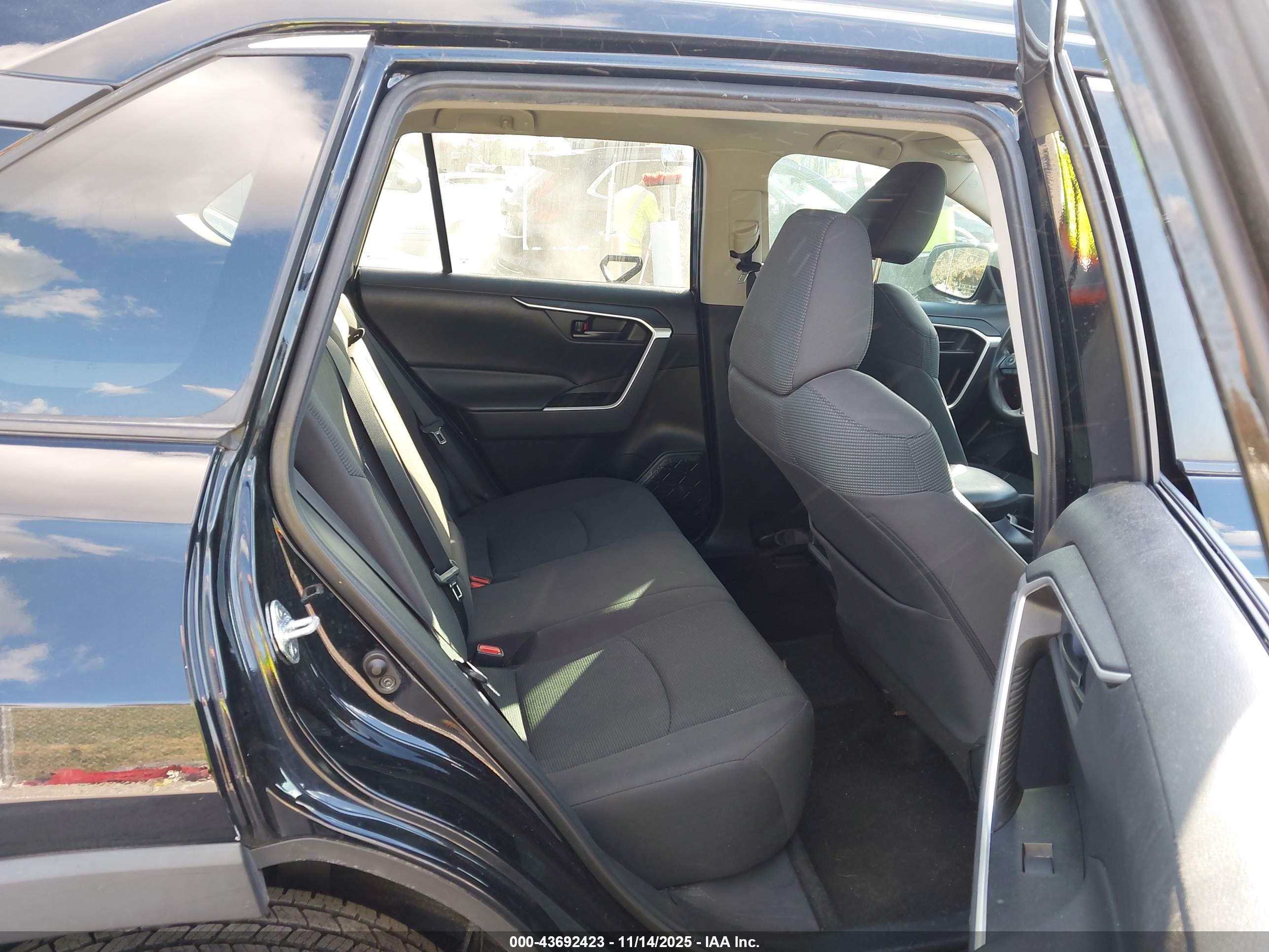 TOYOTA RAV4 image 8