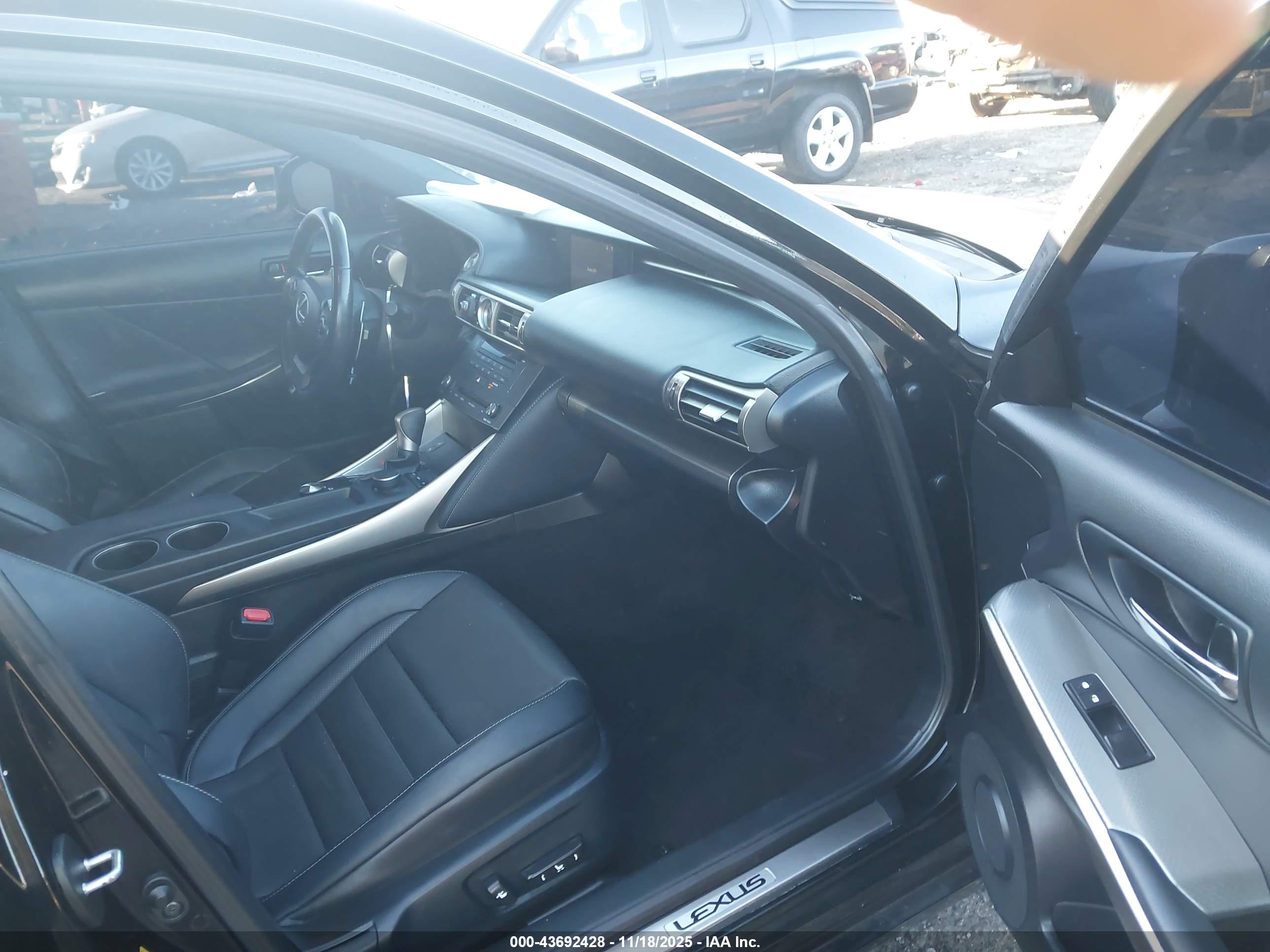 LEXUS IS image 5