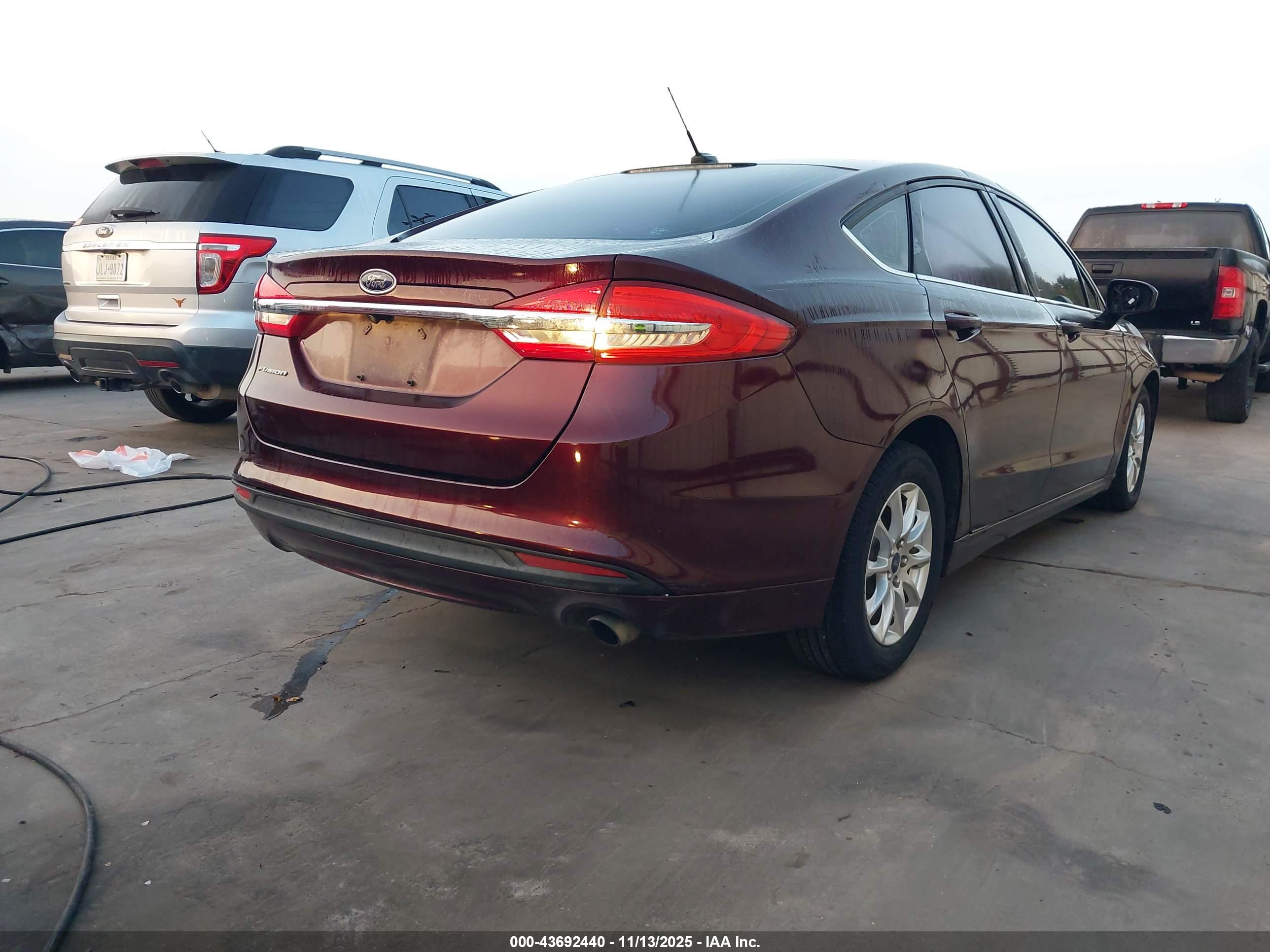 FORD FUSION image 4
