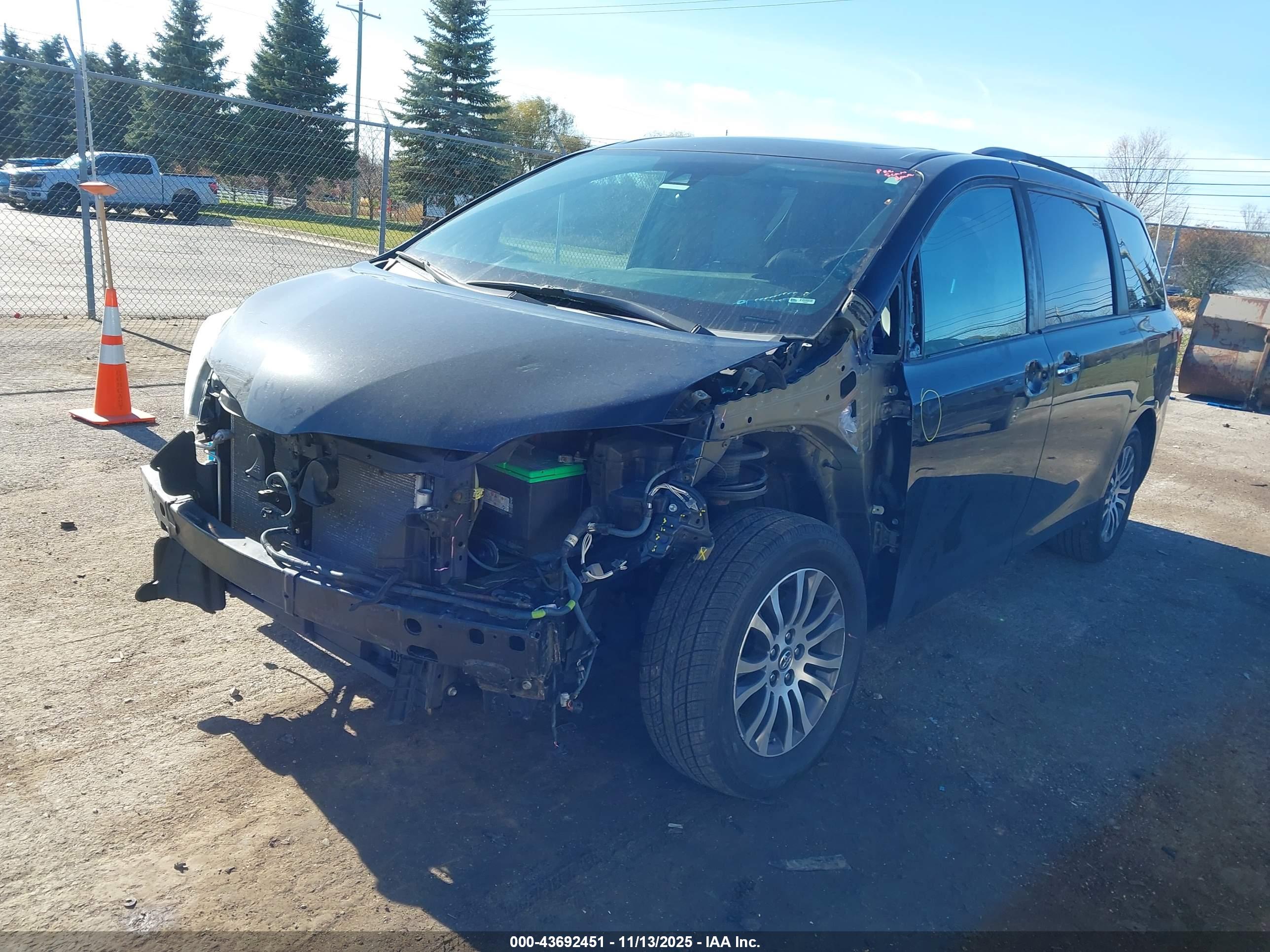TOYOTA SIENNA image 2