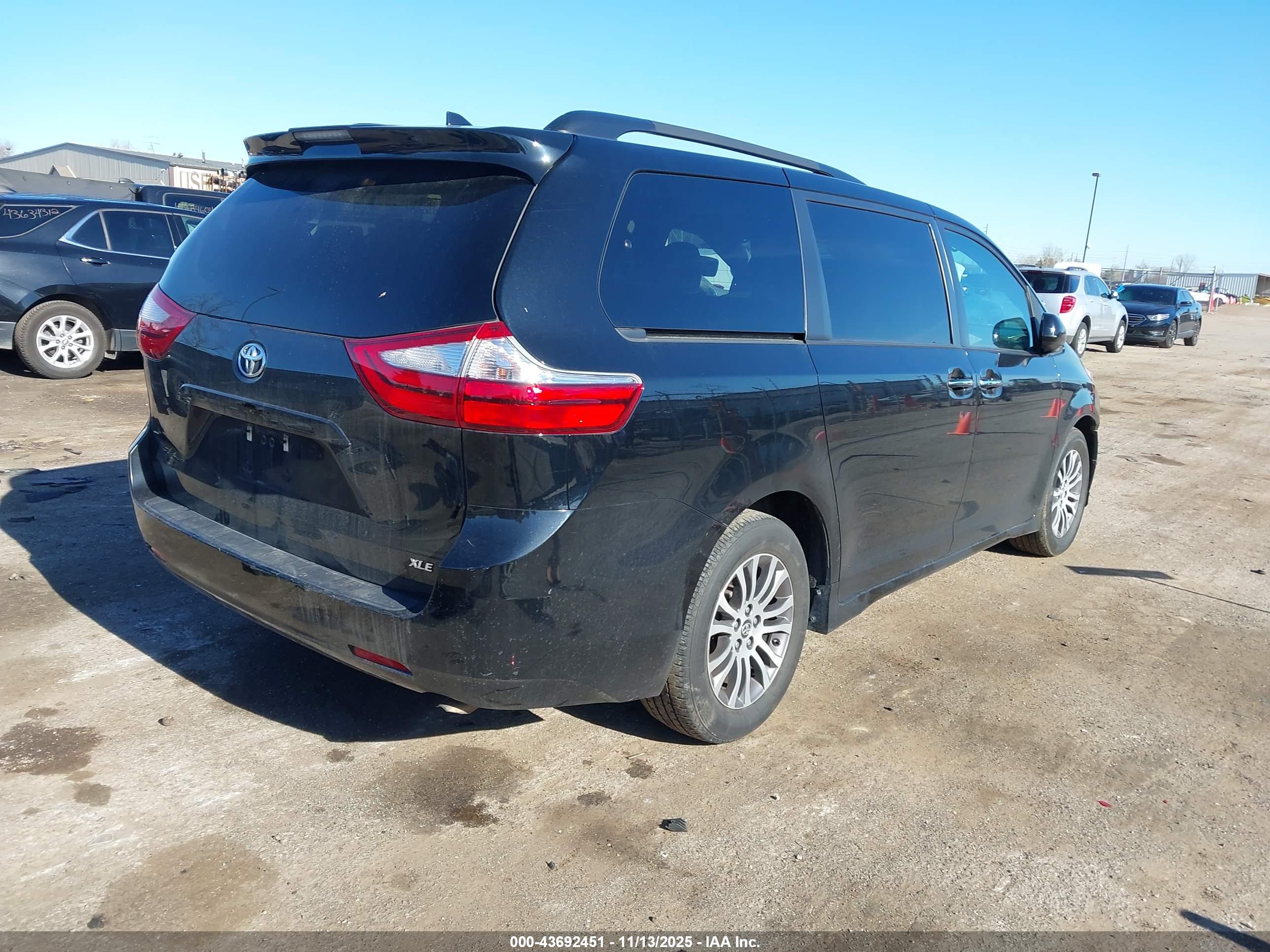 TOYOTA SIENNA image 4